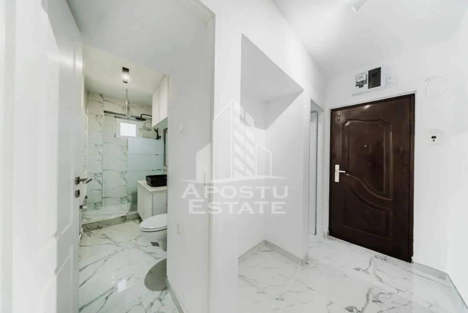 OCAZIE / Aurel Vlaicu / 2 camere renovate LUX - Apostu Estate va propune spre vanzare un apartament cu 2 camere, semidecomandat, situat in inima cartierului Aurel Vlaicu. Aceasta proprietate reprezinta o oportunitate rara pe piata, fiind recent renovata integral, oferind un echilibru perfect intre confort, stil modern si o locatie strategica.

Specificatii Tehnice si Compartimentare:
Suprafata Totala: 52 mp (ofera un spatiu generos si bine ventilat)
Suprafata Utila: 43 mp (optimizata pentru functionalitate maxima)
Compartimentare: Semidecomandat, oferind un aspect fluid si aerisit
Etaj: 4 (beneficiaza de liniste, lumina naturala din abundenta pe tot parcursul zilei si o vedere degajata)

Detalii despre Renovare (Investitie Sigura):
Apartamentul a fost transformat complet pentru a corespunde standardelor actuale de confort:
Instalatii refacute: Atat instalatia electrica, cat si cea sanitara au fost inlocuite integral, eliminand orice risc sau cost suplimentar pe viitor.
Finisaje Premium: Design modern cu materiale de calitate, pereti drepti, gresie si faianta in tonuri neutre, parchet de trafic intens.
Atmosfera: Spatiul este extrem de luminos si primitor, oferind senzatia de "acasa" inca de la prima vizita.
Personalizare: Bucataria este lasata nemobilata, oferind noului proprietar libertatea deplina de a o amenaja conform propriilor gusturi si nevoi.

Localizare si Facilitati (Zona Aurel Vlaicu):
Pozitionarea este ideala pentru cei care pun pret pe timp si accesibilitate:
Transport: Acces facil si rapid la mijloacele de transport in comun (tramvai, autobuz).
Shopping: In imediata apropiere de supermarketuri, magazine de proximitate si centre comerciale.
Educatie & Servicii: Scoli, gradinite, farmacii si institutii bancare la doar cateva minute de mers pe jos.

De ce sa alegi acest apartament?
Fara batai de cap: Totul este nou, nu necesita nicio investitie ulterioara in renovare.
Randament excelent: Datorita zonei si a starii impecabile, este o optiune de top pentru inchiriere imediata.
Eficienta: Compartimentarea permite o mobilare usoara si ergonomica.

Pentru mai multe detalii nu ezitati sa ma contactati! 
 CP3007136