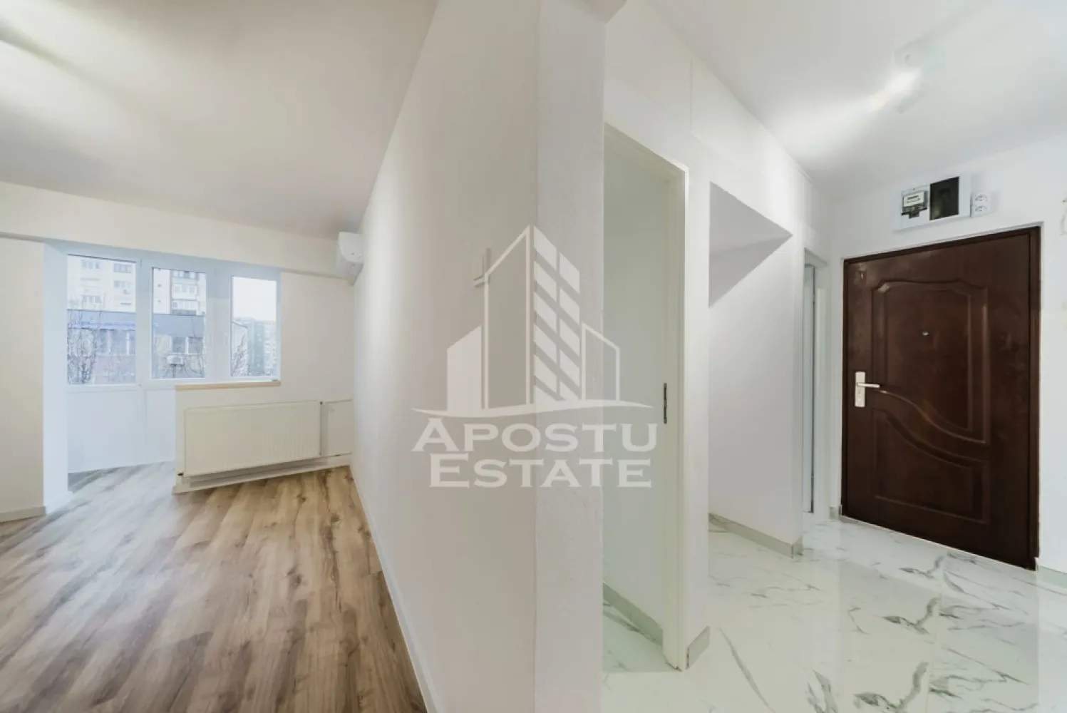 OCAZIE / Aurel Vlaicu / 2 camere renovate LUX - Apostu Estate va propune spre vanzare un apartament cu 2 camere, semidecomandat, situat in inima cartierului Aurel Vlaicu. Aceasta proprietate reprezinta o oportunitate rara pe piata, fiind recent renovata integral, oferind un echilibru perfect intre confort, stil modern si o locatie strategica.

Specificatii Tehnice si Compartimentare:
Suprafata Totala: 52 mp (ofera un spatiu generos si bine ventilat)
Suprafata Utila: 43 mp (optimizata pentru functionalitate maxima)
Compartimentare: Semidecomandat, oferind un aspect fluid si aerisit
Etaj: 4 (beneficiaza de liniste, lumina naturala din abundenta pe tot parcursul zilei si o vedere degajata)

Detalii despre Renovare (Investitie Sigura):
Apartamentul a fost transformat complet pentru a corespunde standardelor actuale de confort:
Instalatii refacute: Atat instalatia electrica, cat si cea sanitara au fost inlocuite integral, eliminand orice risc sau cost suplimentar pe viitor.
Finisaje Premium: Design modern cu materiale de calitate, pereti drepti, gresie si faianta in tonuri neutre, parchet de trafic intens.
Atmosfera: Spatiul este extrem de luminos si primitor, oferind senzatia de "acasa" inca de la prima vizita.
Personalizare: Bucataria este lasata nemobilata, oferind noului proprietar libertatea deplina de a o amenaja conform propriilor gusturi si nevoi.

Localizare si Facilitati (Zona Aurel Vlaicu):
Pozitionarea este ideala pentru cei care pun pret pe timp si accesibilitate:
Transport: Acces facil si rapid la mijloacele de transport in comun (tramvai, autobuz).
Shopping: In imediata apropiere de supermarketuri, magazine de proximitate si centre comerciale.
Educatie & Servicii: Scoli, gradinite, farmacii si institutii bancare la doar cateva minute de mers pe jos.

De ce sa alegi acest apartament?
Fara batai de cap: Totul este nou, nu necesita nicio investitie ulterioara in renovare.
Randament excelent: Datorita zonei si a starii impecabile, este o optiune de top pentru inchiriere imediata.
Eficienta: Compartimentarea permite o mobilare usoara si ergonomica.

Pentru mai multe detalii nu ezitati sa ma contactati! 
 CP3007136