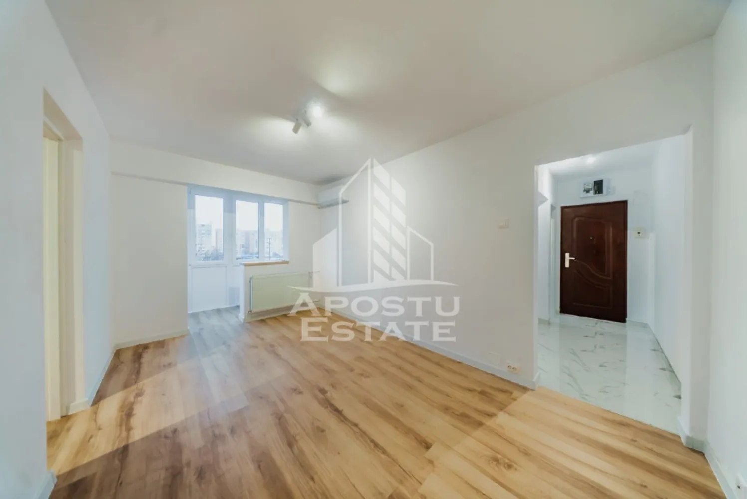 OCAZIE / Aurel Vlaicu / 2 camere renovate LUX - Apostu Estate va propune spre vanzare un apartament cu 2 camere, semidecomandat, situat in inima cartierului Aurel Vlaicu. Aceasta proprietate reprezinta o oportunitate rara pe piata, fiind recent renovata integral, oferind un echilibru perfect intre confort, stil modern si o locatie strategica.

Specificatii Tehnice si Compartimentare:
Suprafata Totala: 52 mp (ofera un spatiu generos si bine ventilat)
Suprafata Utila: 43 mp (optimizata pentru functionalitate maxima)
Compartimentare: Semidecomandat, oferind un aspect fluid si aerisit
Etaj: 4 (beneficiaza de liniste, lumina naturala din abundenta pe tot parcursul zilei si o vedere degajata)

Detalii despre Renovare (Investitie Sigura):
Apartamentul a fost transformat complet pentru a corespunde standardelor actuale de confort:
Instalatii refacute: Atat instalatia electrica, cat si cea sanitara au fost inlocuite integral, eliminand orice risc sau cost suplimentar pe viitor.
Finisaje Premium: Design modern cu materiale de calitate, pereti drepti, gresie si faianta in tonuri neutre, parchet de trafic intens.
Atmosfera: Spatiul este extrem de luminos si primitor, oferind senzatia de "acasa" inca de la prima vizita.
Personalizare: Bucataria este lasata nemobilata, oferind noului proprietar libertatea deplina de a o amenaja conform propriilor gusturi si nevoi.

Localizare si Facilitati (Zona Aurel Vlaicu):
Pozitionarea este ideala pentru cei care pun pret pe timp si accesibilitate:
Transport: Acces facil si rapid la mijloacele de transport in comun (tramvai, autobuz).
Shopping: In imediata apropiere de supermarketuri, magazine de proximitate si centre comerciale.
Educatie & Servicii: Scoli, gradinite, farmacii si institutii bancare la doar cateva minute de mers pe jos.

De ce sa alegi acest apartament?
Fara batai de cap: Totul este nou, nu necesita nicio investitie ulterioara in renovare.
Randament excelent: Datorita zonei si a starii impecabile, este o optiune de top pentru inchiriere imediata.
Eficienta: Compartimentarea permite o mobilare usoara si ergonomica.

Pentru mai multe detalii nu ezitati sa ma contactati! 
 CP3007136