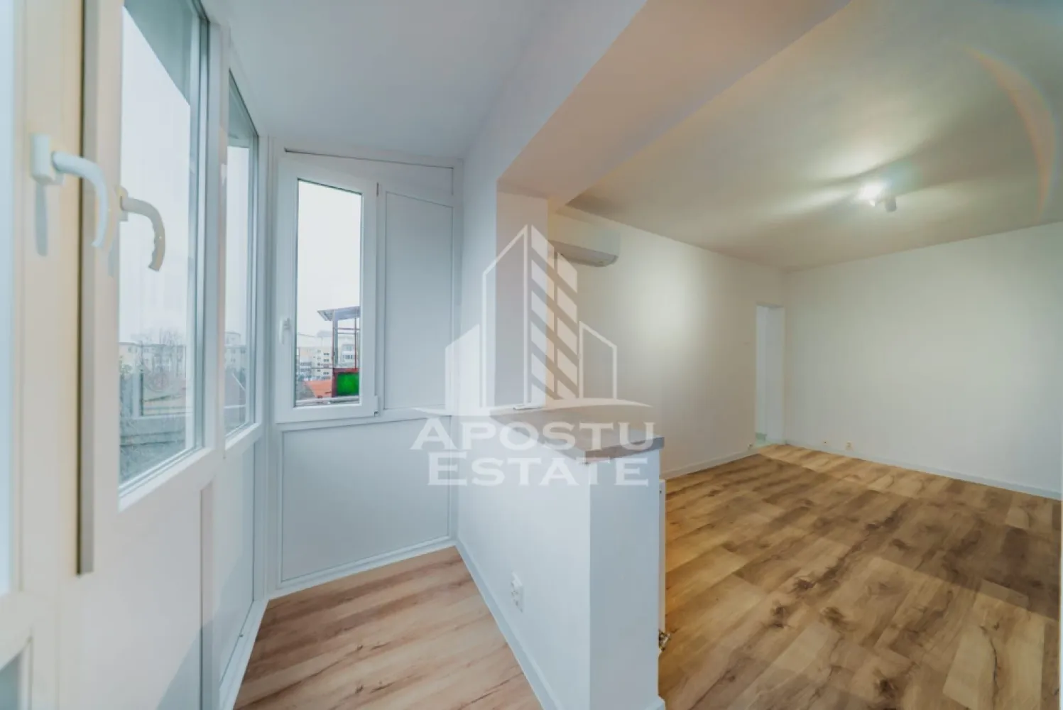 OCAZIE / Aurel Vlaicu / 2 camere renovate LUX - Apostu Estate va propune spre vanzare un apartament cu 2 camere, semidecomandat, situat in inima cartierului Aurel Vlaicu. Aceasta proprietate reprezinta o oportunitate rara pe piata, fiind recent renovata integral, oferind un echilibru perfect intre confort, stil modern si o locatie strategica.

Specificatii Tehnice si Compartimentare:
Suprafata Totala: 52 mp (ofera un spatiu generos si bine ventilat)
Suprafata Utila: 43 mp (optimizata pentru functionalitate maxima)
Compartimentare: Semidecomandat, oferind un aspect fluid si aerisit
Etaj: 4 (beneficiaza de liniste, lumina naturala din abundenta pe tot parcursul zilei si o vedere degajata)

Detalii despre Renovare (Investitie Sigura):
Apartamentul a fost transformat complet pentru a corespunde standardelor actuale de confort:
Instalatii refacute: Atat instalatia electrica, cat si cea sanitara au fost inlocuite integral, eliminand orice risc sau cost suplimentar pe viitor.
Finisaje Premium: Design modern cu materiale de calitate, pereti drepti, gresie si faianta in tonuri neutre, parchet de trafic intens.
Atmosfera: Spatiul este extrem de luminos si primitor, oferind senzatia de "acasa" inca de la prima vizita.
Personalizare: Bucataria este lasata nemobilata, oferind noului proprietar libertatea deplina de a o amenaja conform propriilor gusturi si nevoi.

Localizare si Facilitati (Zona Aurel Vlaicu):
Pozitionarea este ideala pentru cei care pun pret pe timp si accesibilitate:
Transport: Acces facil si rapid la mijloacele de transport in comun (tramvai, autobuz).
Shopping: In imediata apropiere de supermarketuri, magazine de proximitate si centre comerciale.
Educatie & Servicii: Scoli, gradinite, farmacii si institutii bancare la doar cateva minute de mers pe jos.

De ce sa alegi acest apartament?
Fara batai de cap: Totul este nou, nu necesita nicio investitie ulterioara in renovare.
Randament excelent: Datorita zonei si a starii impecabile, este o optiune de top pentru inchiriere imediata.
Eficienta: Compartimentarea permite o mobilare usoara si ergonomica.

Pentru mai multe detalii nu ezitati sa ma contactati! 
 CP3007136