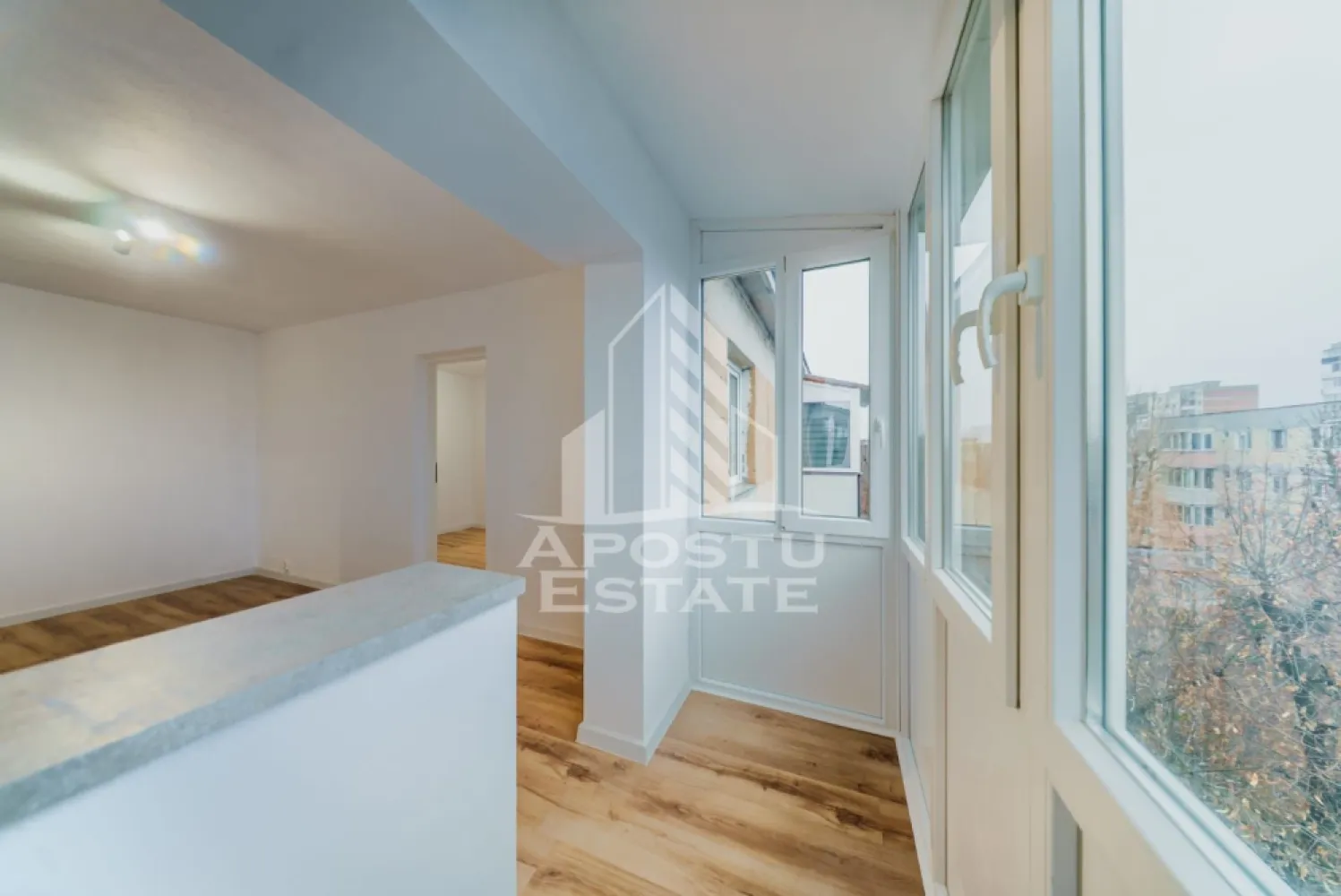 OCAZIE / Aurel Vlaicu / 2 camere renovate LUX - Apostu Estate va propune spre vanzare un apartament cu 2 camere, semidecomandat, situat in inima cartierului Aurel Vlaicu. Aceasta proprietate reprezinta o oportunitate rara pe piata, fiind recent renovata integral, oferind un echilibru perfect intre confort, stil modern si o locatie strategica.

Specificatii Tehnice si Compartimentare:
Suprafata Totala: 52 mp (ofera un spatiu generos si bine ventilat)
Suprafata Utila: 43 mp (optimizata pentru functionalitate maxima)
Compartimentare: Semidecomandat, oferind un aspect fluid si aerisit
Etaj: 4 (beneficiaza de liniste, lumina naturala din abundenta pe tot parcursul zilei si o vedere degajata)

Detalii despre Renovare (Investitie Sigura):
Apartamentul a fost transformat complet pentru a corespunde standardelor actuale de confort:
Instalatii refacute: Atat instalatia electrica, cat si cea sanitara au fost inlocuite integral, eliminand orice risc sau cost suplimentar pe viitor.
Finisaje Premium: Design modern cu materiale de calitate, pereti drepti, gresie si faianta in tonuri neutre, parchet de trafic intens.
Atmosfera: Spatiul este extrem de luminos si primitor, oferind senzatia de "acasa" inca de la prima vizita.
Personalizare: Bucataria este lasata nemobilata, oferind noului proprietar libertatea deplina de a o amenaja conform propriilor gusturi si nevoi.

Localizare si Facilitati (Zona Aurel Vlaicu):
Pozitionarea este ideala pentru cei care pun pret pe timp si accesibilitate:
Transport: Acces facil si rapid la mijloacele de transport in comun (tramvai, autobuz).
Shopping: In imediata apropiere de supermarketuri, magazine de proximitate si centre comerciale.
Educatie & Servicii: Scoli, gradinite, farmacii si institutii bancare la doar cateva minute de mers pe jos.

De ce sa alegi acest apartament?
Fara batai de cap: Totul este nou, nu necesita nicio investitie ulterioara in renovare.
Randament excelent: Datorita zonei si a starii impecabile, este o optiune de top pentru inchiriere imediata.
Eficienta: Compartimentarea permite o mobilare usoara si ergonomica.

Pentru mai multe detalii nu ezitati sa ma contactati! 
 CP3007136
