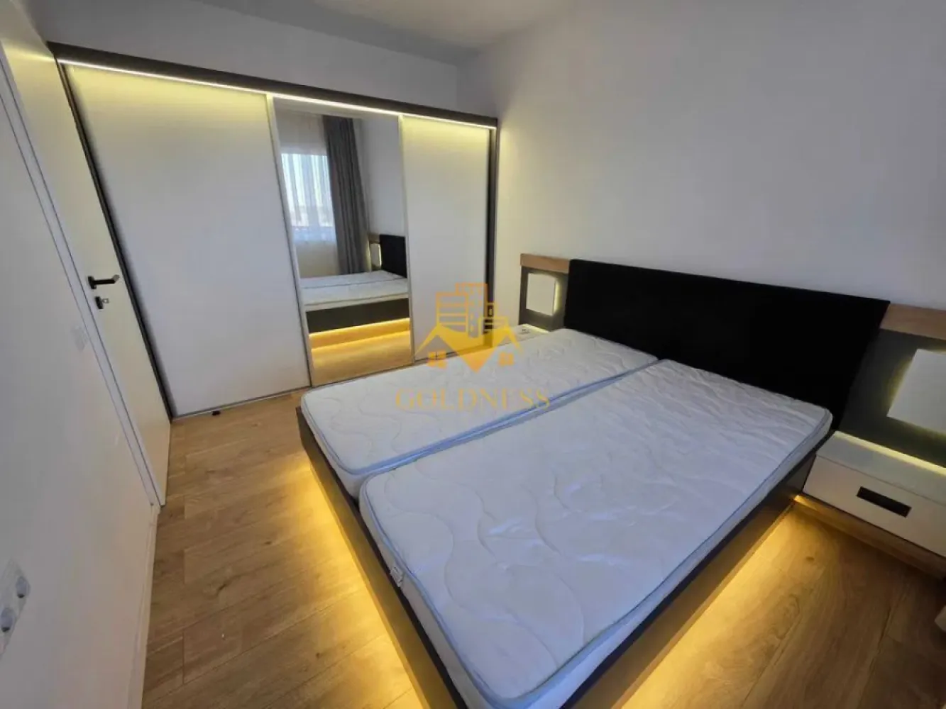 3 camere open space, LUX, parcare subterana, totul nou, Baciu - GOLDNESS Imobiliare vă propune spre închiriere un apartament cu 3 camere complet mobilat și utilat, la etajul 1 într-un imobil de 4 etaje, în Baciu . Apartamentul este compartimentat astfel:
 - dormitor cu pat matrimonial, dressing, noptiere
 - dormitor cu canapea extensibila, spatiu pentru depozitare
 - living cu bucatarie open-space complet utilată, canapea extensibla, loc de servit masa 
 - baie cu cabina de dus, calorifer port prosop inox și dulap pentru depozitare.
 - terasa 10 mp

Imobilul este dotat cu toate cele necesare- centrală proprie, mașină de spălat haine, frigider, plită electrică, hotă, TV, etc. 
Se află în apropierea stațiilor de transport în comun, magazine, restaurante, spații verzi, farmacii, etc. 
Dispune de loc de parcare subteran!

Dacă sunteți interesați de acest apartament și doriți să îl vizionați, dar și pentru alte oferte sau detalii nu ezitați să ne contactați telefonic sau prin e-mail - goldnessimobiliare@gmail.com. Vă stăm la dispoziție!