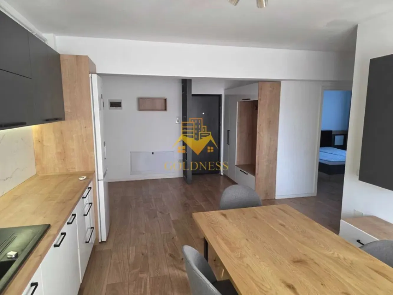3 camere open space, LUX, parcare subterana, totul nou, Baciu - GOLDNESS Imobiliare vă propune spre închiriere un apartament cu 3 camere complet mobilat și utilat, la etajul 1 într-un imobil de 4 etaje, în Baciu . Apartamentul este compartimentat astfel:
 - dormitor cu pat matrimonial, dressing, noptiere
 - dormitor cu canapea extensibila, spatiu pentru depozitare
 - living cu bucatarie open-space complet utilată, canapea extensibla, loc de servit masa 
 - baie cu cabina de dus, calorifer port prosop inox și dulap pentru depozitare.
 - terasa 10 mp

Imobilul este dotat cu toate cele necesare- centrală proprie, mașină de spălat haine, frigider, plită electrică, hotă, TV, etc. 
Se află în apropierea stațiilor de transport în comun, magazine, restaurante, spații verzi, farmacii, etc. 
Dispune de loc de parcare subteran!

Dacă sunteți interesați de acest apartament și doriți să îl vizionați, dar și pentru alte oferte sau detalii nu ezitați să ne contactați telefonic sau prin e-mail - goldnessimobiliare@gmail.com. Vă stăm la dispoziție!