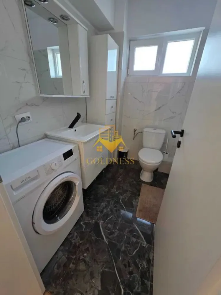 3 camere open space, LUX, parcare subterana, totul nou, Baciu - GOLDNESS Imobiliare vă propune spre închiriere un apartament cu 3 camere complet mobilat și utilat, la etajul 1 într-un imobil de 4 etaje, în Baciu . Apartamentul este compartimentat astfel:
 - dormitor cu pat matrimonial, dressing, noptiere
 - dormitor cu canapea extensibila, spatiu pentru depozitare
 - living cu bucatarie open-space complet utilată, canapea extensibla, loc de servit masa 
 - baie cu cabina de dus, calorifer port prosop inox și dulap pentru depozitare.
 - terasa 10 mp

Imobilul este dotat cu toate cele necesare- centrală proprie, mașină de spălat haine, frigider, plită electrică, hotă, TV, etc. 
Se află în apropierea stațiilor de transport în comun, magazine, restaurante, spații verzi, farmacii, etc. 
Dispune de loc de parcare subteran!

Dacă sunteți interesați de acest apartament și doriți să îl vizionați, dar și pentru alte oferte sau detalii nu ezitați să ne contactați telefonic sau prin e-mail - goldnessimobiliare@gmail.com. Vă stăm la dispoziție!