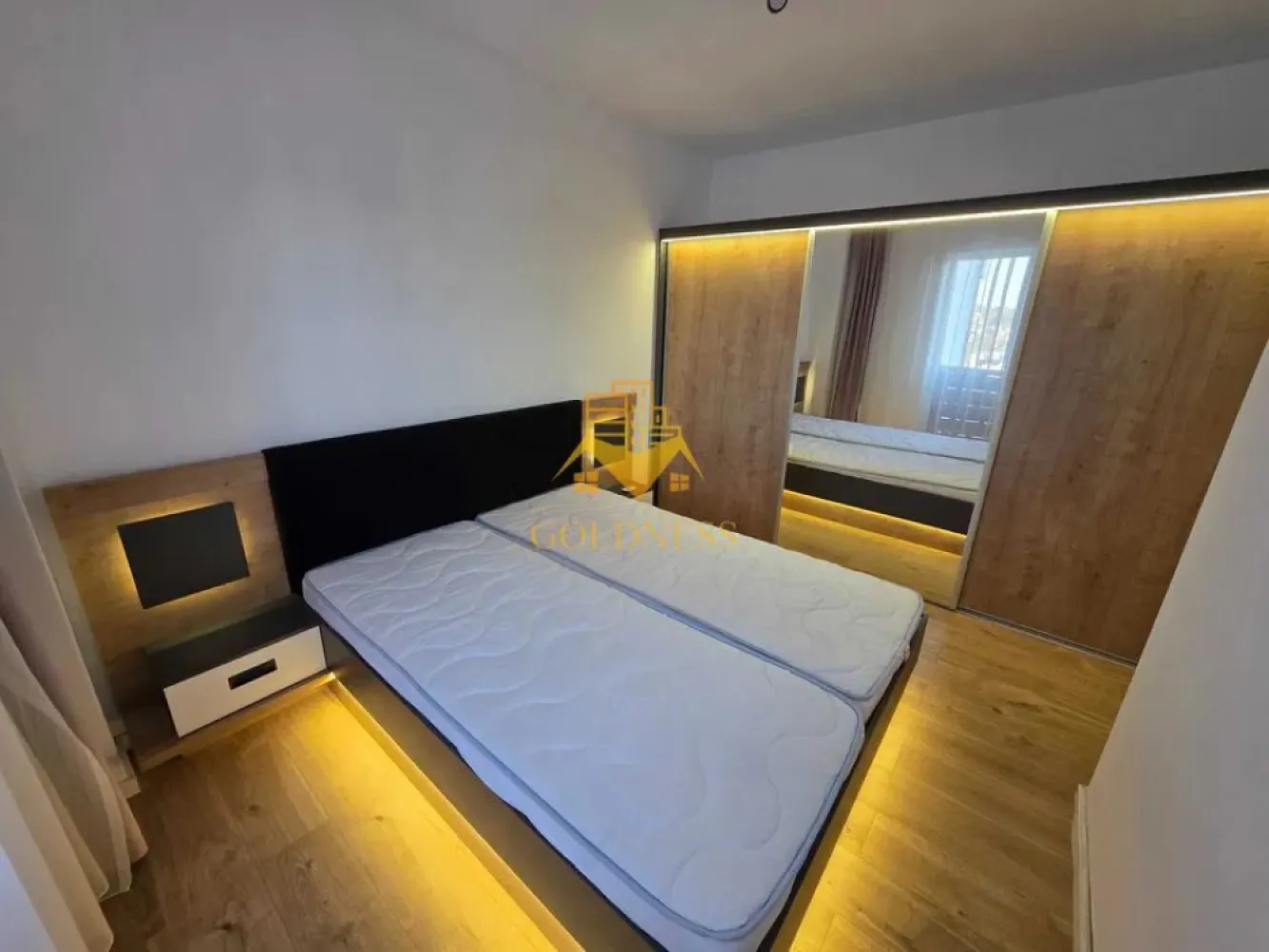3 camere open space, LUX, parcare subterana, totul nou, Baciu - GOLDNESS Imobiliare vă propune spre închiriere un apartament cu 3 camere complet mobilat și utilat, la etajul 1 într-un imobil de 4 etaje, în Baciu . Apartamentul este compartimentat astfel:
 - dormitor cu pat matrimonial, dressing, noptiere
 - dormitor cu canapea extensibila, spatiu pentru depozitare
 - living cu bucatarie open-space complet utilată, canapea extensibla, loc de servit masa 
 - baie cu cabina de dus, calorifer port prosop inox și dulap pentru depozitare.
 - terasa 10 mp

Imobilul este dotat cu toate cele necesare- centrală proprie, mașină de spălat haine, frigider, plită electrică, hotă, TV, etc. 
Se află în apropierea stațiilor de transport în comun, magazine, restaurante, spații verzi, farmacii, etc. 
Dispune de loc de parcare subteran!

Dacă sunteți interesați de acest apartament și doriți să îl vizionați, dar și pentru alte oferte sau detalii nu ezitați să ne contactați telefonic sau prin e-mail - goldnessimobiliare@gmail.com. Vă stăm la dispoziție!