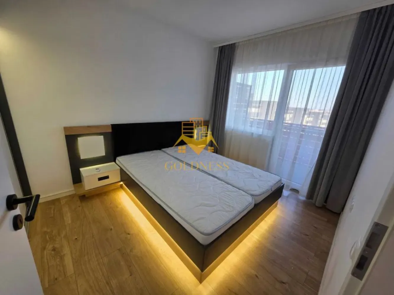 3 camere open space, LUX, parcare subterana, totul nou, Baciu - GOLDNESS Imobiliare vă propune spre închiriere un apartament cu 3 camere complet mobilat și utilat, la etajul 1 într-un imobil de 4 etaje, în Baciu . Apartamentul este compartimentat astfel:
 - dormitor cu pat matrimonial, dressing, noptiere
 - dormitor cu canapea extensibila, spatiu pentru depozitare
 - living cu bucatarie open-space complet utilată, canapea extensibla, loc de servit masa 
 - baie cu cabina de dus, calorifer port prosop inox și dulap pentru depozitare.
 - terasa 10 mp

Imobilul este dotat cu toate cele necesare- centrală proprie, mașină de spălat haine, frigider, plită electrică, hotă, TV, etc. 
Se află în apropierea stațiilor de transport în comun, magazine, restaurante, spații verzi, farmacii, etc. 
Dispune de loc de parcare subteran!

Dacă sunteți interesați de acest apartament și doriți să îl vizionați, dar și pentru alte oferte sau detalii nu ezitați să ne contactați telefonic sau prin e-mail - goldnessimobiliare@gmail.com. Vă stăm la dispoziție!
