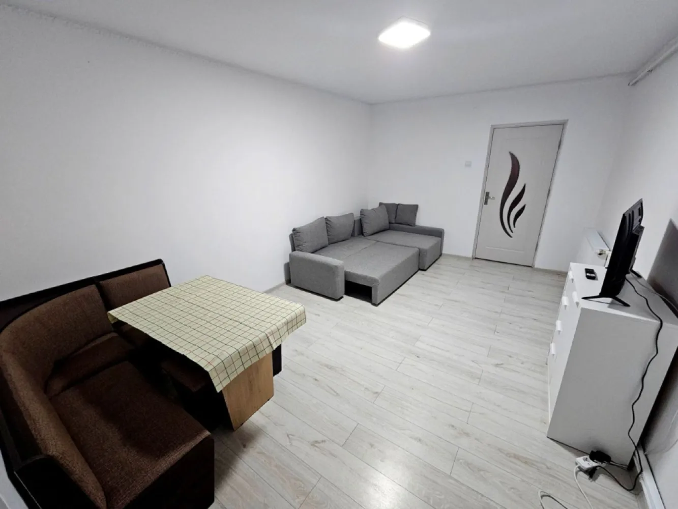 De vanzare apartament cu o camera, zona Reno - Doja, parter, 46.500 euro - Agentia Mag Invest vă oferim spre vânzare un apartament cu 1 cameră, situat într-una dintre cele mai căutate zone ale orașului – Reno – Doja, la parter, ideal atât pentru locuit, cât și pentru investiție.
Cu o suprafață de 30 mp, apartamentul este bine compartimentat, luminos și oferă un spațiu confortabil, ușor de amenajat după propriul gust.
Caracteristici:
- 1 cameră spațioasă
- Suprafață: 30 mp
- Parter
- Centrală termică proprie pe gaz
- Zonă liniștită, cu acces facil la magazine, mijloace de transport, farmacii și alte puncte de interes
Potrivit pentru locuință proprie sau pentru închiriere
Preț: 46.500 €
Comision de tranzactionare 1,5%.
Pentru mai multe informații sau pentru programarea unei vizionări, vă stăm cu drag la dispoziție!