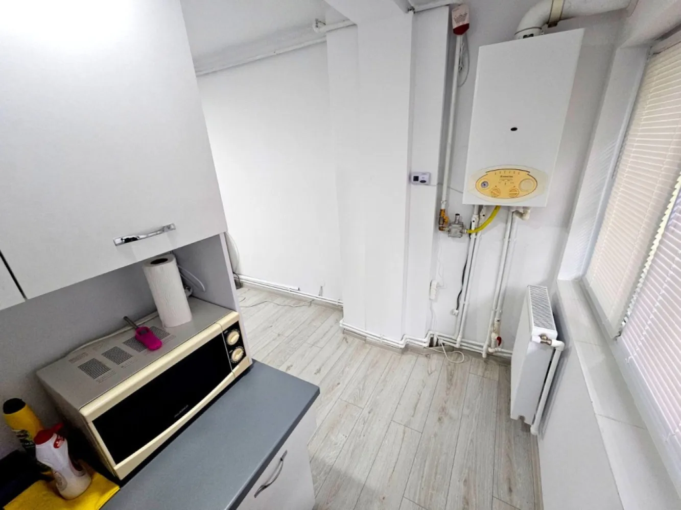 De vanzare apartament cu o camera, zona Reno - Doja, parter, 46.500 euro - Agentia Mag Invest vă oferim spre vânzare un apartament cu 1 cameră, situat într-una dintre cele mai căutate zone ale orașului – Reno – Doja, la parter, ideal atât pentru locuit, cât și pentru investiție.
Cu o suprafață de 30 mp, apartamentul este bine compartimentat, luminos și oferă un spațiu confortabil, ușor de amenajat după propriul gust.
Caracteristici:
- 1 cameră spațioasă
- Suprafață: 30 mp
- Parter
- Centrală termică proprie pe gaz
- Zonă liniștită, cu acces facil la magazine, mijloace de transport, farmacii și alte puncte de interes
Potrivit pentru locuință proprie sau pentru închiriere
Preț: 46.500 €
Comision de tranzactionare 1,5%.
Pentru mai multe informații sau pentru programarea unei vizionări, vă stăm cu drag la dispoziție!
