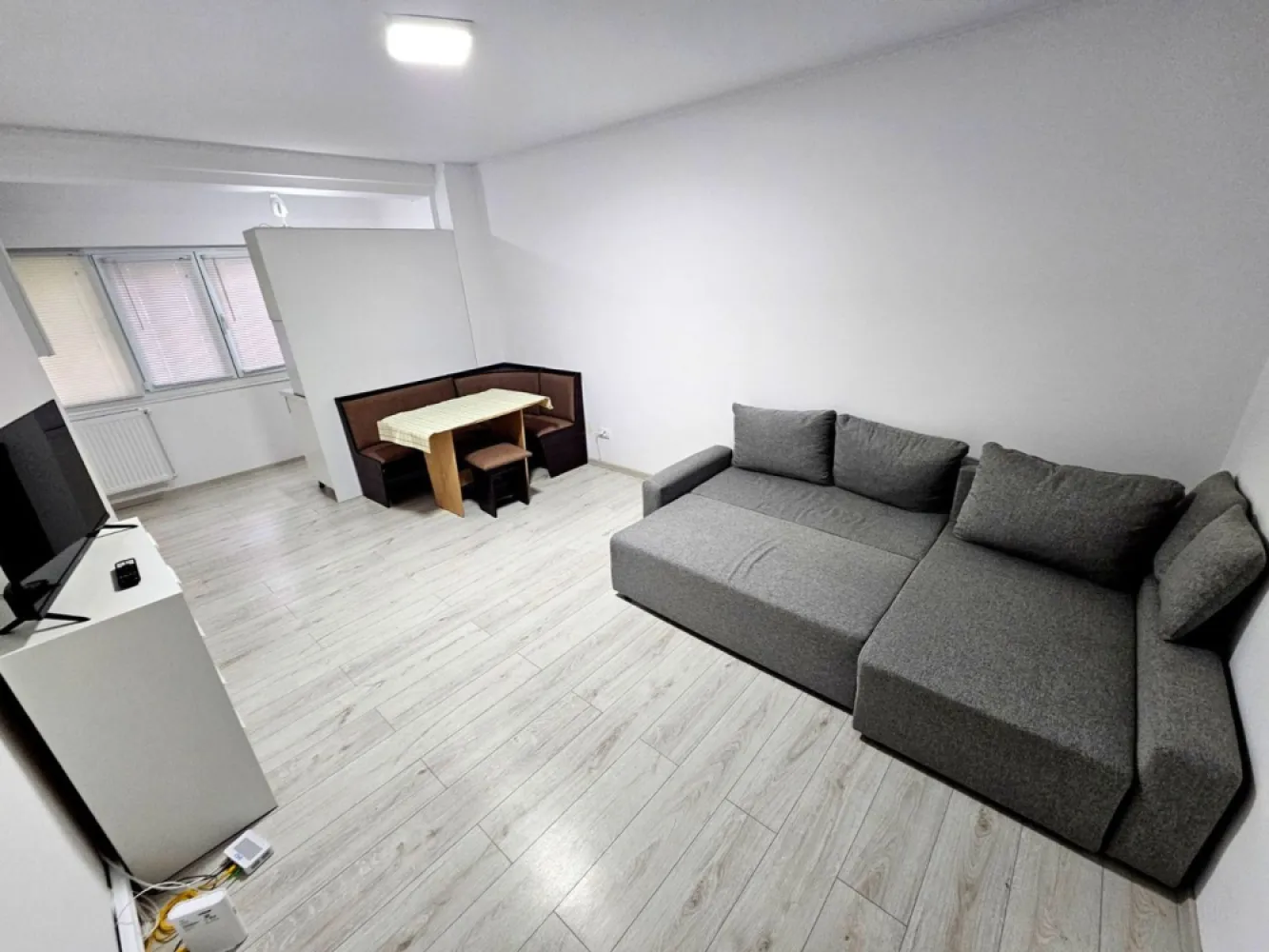 De vanzare apartament cu o camera, zona Reno - Doja, parter, 46.500 euro - Agentia Mag Invest vă oferim spre vânzare un apartament cu 1 cameră, situat într-una dintre cele mai căutate zone ale orașului – Reno – Doja, la parter, ideal atât pentru locuit, cât și pentru investiție.
Cu o suprafață de 30 mp, apartamentul este bine compartimentat, luminos și oferă un spațiu confortabil, ușor de amenajat după propriul gust.
Caracteristici:
- 1 cameră spațioasă
- Suprafață: 30 mp
- Parter
- Centrală termică proprie pe gaz
- Zonă liniștită, cu acces facil la magazine, mijloace de transport, farmacii și alte puncte de interes
Potrivit pentru locuință proprie sau pentru închiriere
Preț: 46.500 €
Comision de tranzactionare 1,5%.
Pentru mai multe informații sau pentru programarea unei vizionări, vă stăm cu drag la dispoziție!