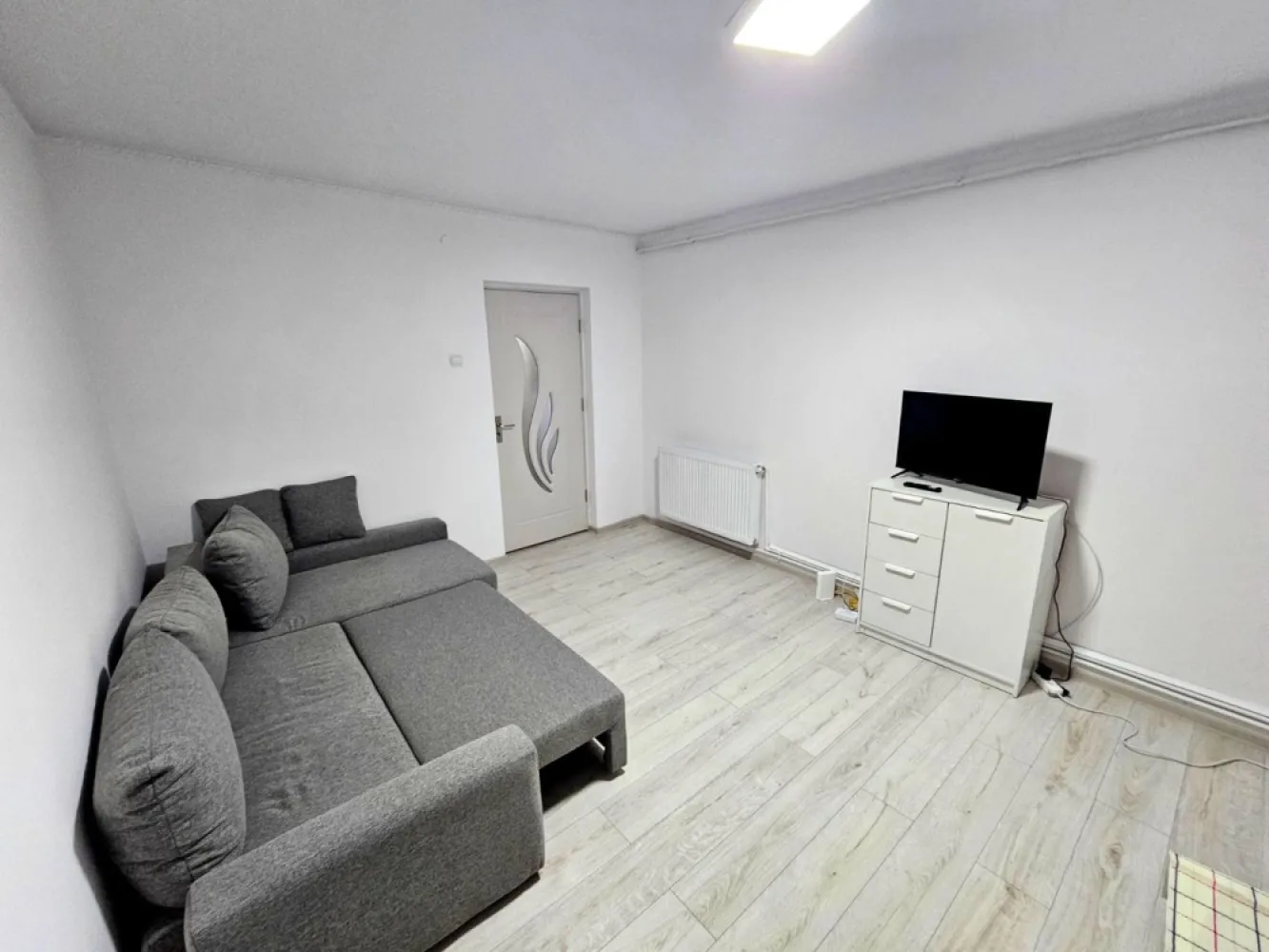 De vanzare apartament cu o camera, zona Reno - Doja, parter, 46.500 euro - Agentia Mag Invest vă oferim spre vânzare un apartament cu 1 cameră, situat într-una dintre cele mai căutate zone ale orașului – Reno – Doja, la parter, ideal atât pentru locuit, cât și pentru investiție.
Cu o suprafață de 30 mp, apartamentul este bine compartimentat, luminos și oferă un spațiu confortabil, ușor de amenajat după propriul gust.
Caracteristici:
- 1 cameră spațioasă
- Suprafață: 30 mp
- Parter
- Centrală termică proprie pe gaz
- Zonă liniștită, cu acces facil la magazine, mijloace de transport, farmacii și alte puncte de interes
Potrivit pentru locuință proprie sau pentru închiriere
Preț: 46.500 €
Comision de tranzactionare 1,5%.
Pentru mai multe informații sau pentru programarea unei vizionări, vă stăm cu drag la dispoziție!