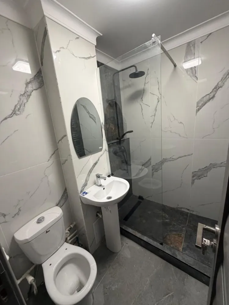 De vanzare apartament cu o camera, zona Doja, renovat, 42.000 E - Agentia Mag Invest oferă spre vânzare un apartament cu 1 cameră, situat în zona Doja, la etajul 4 din 4, într-un imobil liniștit.
Apartamentul a fost recent renovat, fiind pregătit pentru mutare imediată. Beneficiază de finisaje moderne, un spațiu bine compartimentat și o atmosferă primitoare, ideală pentru o persoană, un cuplu sau pentru închiriere.
Detalii:
- 1 cameră
- Etaj 4 din 4
- Recent renovat
- Zonă foarte bine poziționată, cu acces rapid la magazine, mijloace de transport, școli și alte puncte de interes
- Ideal pentru locuință proprie sau investiție
Preț: 42.000 €
Comision de tranzactionare 1,5%.
Pentru detalii si vizionare 0746.252.252 Liliana Ene.