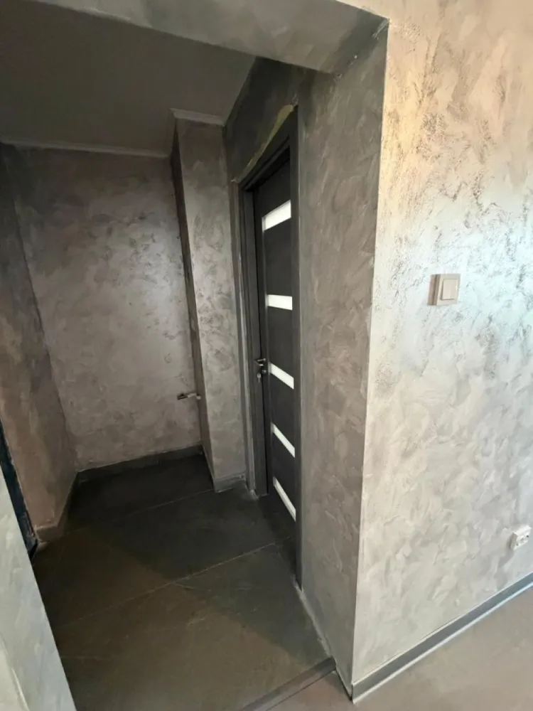 De vanzare apartament cu o camera, zona Doja, renovat, 42.000 E - Agentia Mag Invest oferă spre vânzare un apartament cu 1 cameră, situat în zona Doja, la etajul 4 din 4, într-un imobil liniștit.
Apartamentul a fost recent renovat, fiind pregătit pentru mutare imediată. Beneficiază de finisaje moderne, un spațiu bine compartimentat și o atmosferă primitoare, ideală pentru o persoană, un cuplu sau pentru închiriere.
Detalii:
- 1 cameră
- Etaj 4 din 4
- Recent renovat
- Zonă foarte bine poziționată, cu acces rapid la magazine, mijloace de transport, școli și alte puncte de interes
- Ideal pentru locuință proprie sau investiție
Preț: 42.000 €
Comision de tranzactionare 1,5%.
Pentru detalii si vizionare 0746.252.252 Liliana Ene.