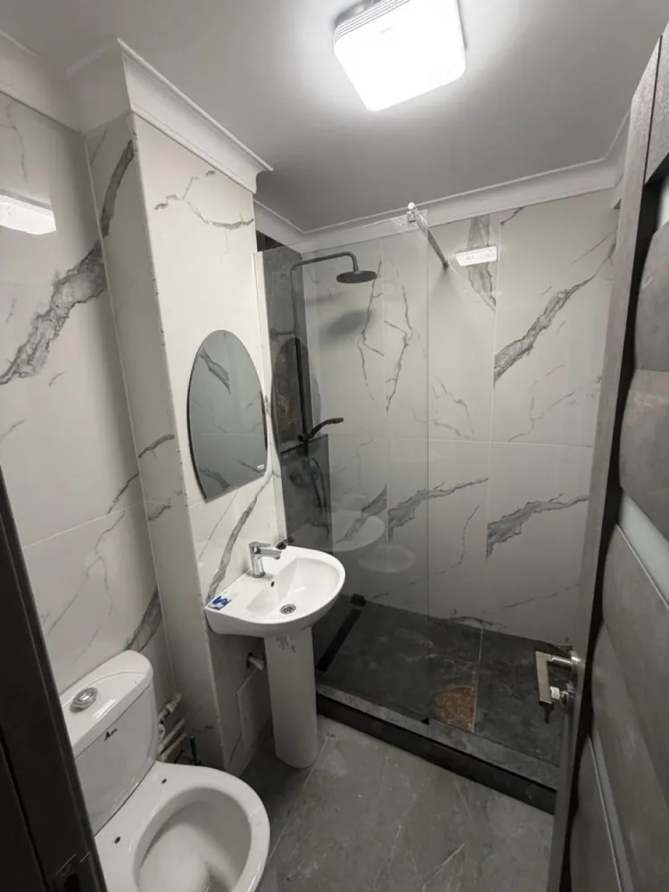 De vanzare apartament cu o camera, zona Doja, renovat, 42.000 E - Agentia Mag Invest oferă spre vânzare un apartament cu 1 cameră, situat în zona Doja, la etajul 4 din 4, într-un imobil liniștit.
Apartamentul a fost recent renovat, fiind pregătit pentru mutare imediată. Beneficiază de finisaje moderne, un spațiu bine compartimentat și o atmosferă primitoare, ideală pentru o persoană, un cuplu sau pentru închiriere.
Detalii:
- 1 cameră
- Etaj 4 din 4
- Recent renovat
- Zonă foarte bine poziționată, cu acces rapid la magazine, mijloace de transport, școli și alte puncte de interes
- Ideal pentru locuință proprie sau investiție
Preț: 42.000 €
Comision de tranzactionare 1,5%.
Pentru detalii si vizionare 0746.252.252 Liliana Ene.