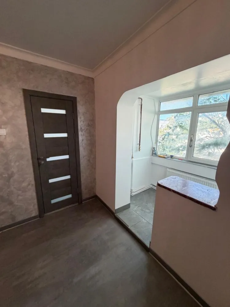 De vanzare apartament cu o camera, zona Doja, renovat, 42.000 E - Agentia Mag Invest oferă spre vânzare un apartament cu 1 cameră, situat în zona Doja, la etajul 4 din 4, într-un imobil liniștit.
Apartamentul a fost recent renovat, fiind pregătit pentru mutare imediată. Beneficiază de finisaje moderne, un spațiu bine compartimentat și o atmosferă primitoare, ideală pentru o persoană, un cuplu sau pentru închiriere.
Detalii:
- 1 cameră
- Etaj 4 din 4
- Recent renovat
- Zonă foarte bine poziționată, cu acces rapid la magazine, mijloace de transport, școli și alte puncte de interes
- Ideal pentru locuință proprie sau investiție
Preț: 42.000 €
Comision de tranzactionare 1,5%.
Pentru detalii si vizionare 0746.252.252 Liliana Ene.
