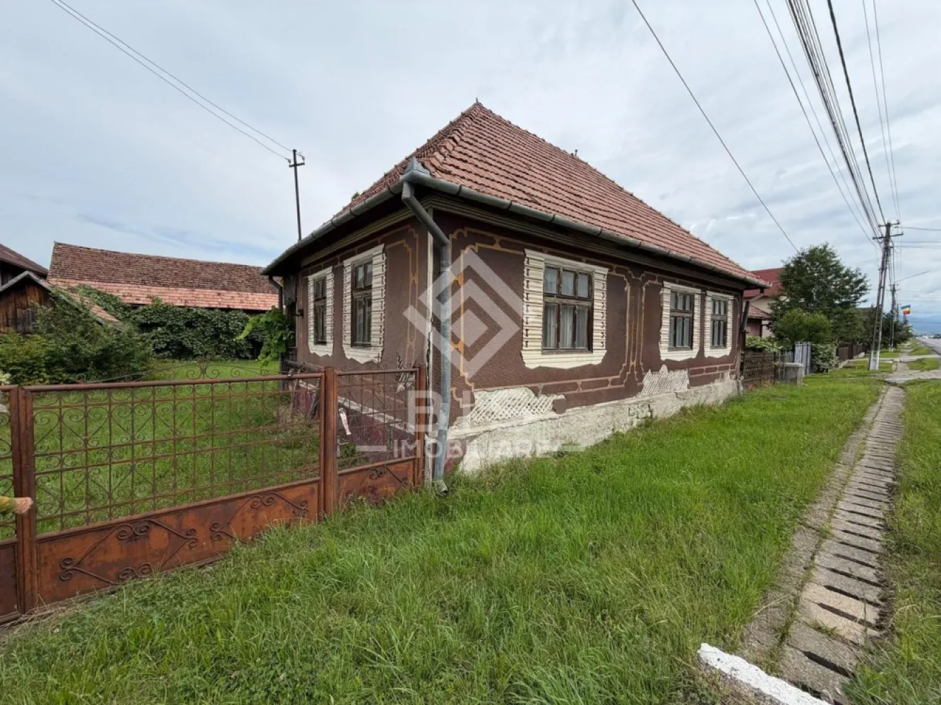 Casa de vanzare cu teren 20 ari - Rusu Bargaului - Bis Imobiliare vă propune spre vânzare o proprietate situată în Rusu Bârgăului, la strada principală, într-o zonă cu acces facil și la doar câteva minute de oraș. Localitatea face parte din comuna Josenii Bârgăului, pe Valea Bârgăului, o zonă apreciată pentru accesibilitate și cadrul natural. 

Casa are o suprafață utilă de 101 mp și este amplasată pe un teren de 20 ari, oferind numeroase posibilități de amenajare și dezvoltare. Imobilul necesită renovare, fiind alegerea ideală pentru cei care își doresc să îl personalizeze după propriul gust sau pentru investitori aflați în căutarea unei proprietăți cu potențial.

Avantaje:
101 mp suprafață utilă;
Teren generos de 20 ari;
Poziționare la strada principală;
Acces rapid către Bistrița;
Ideală pentru locuință permanentă, casă de vacanță sau investiție;
Preț foarte atractiv!

Dacă sunteți în căutarea unei proprietăți cu potențial, într-o zonă liniștită, dar foarte aproape de oraș, această ofertă merită văzută!

Pentru mai multe informații sau pentru programarea unei vizionări, contactați-ne cu încredere!