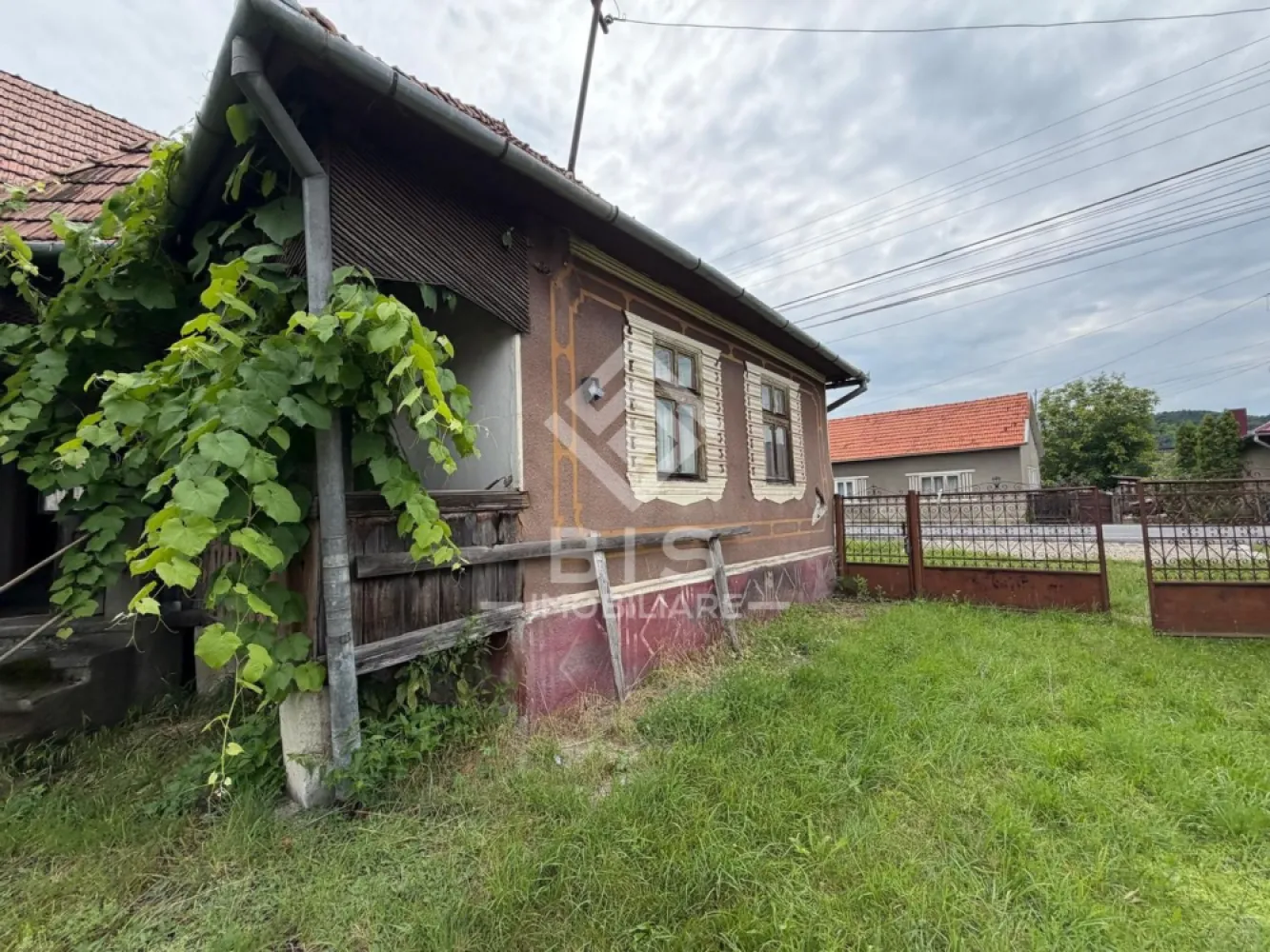Casa de vanzare cu teren 20 ari - Rusu Bargaului - Bis Imobiliare vă propune spre vânzare o proprietate situată în Rusu Bârgăului, la strada principală, într-o zonă cu acces facil și la doar câteva minute de oraș. Localitatea face parte din comuna Josenii Bârgăului, pe Valea Bârgăului, o zonă apreciată pentru accesibilitate și cadrul natural. 

Casa are o suprafață utilă de 101 mp și este amplasată pe un teren de 20 ari, oferind numeroase posibilități de amenajare și dezvoltare. Imobilul necesită renovare, fiind alegerea ideală pentru cei care își doresc să îl personalizeze după propriul gust sau pentru investitori aflați în căutarea unei proprietăți cu potențial.

Avantaje:
101 mp suprafață utilă;
Teren generos de 20 ari;
Poziționare la strada principală;
Acces rapid către Bistrița;
Ideală pentru locuință permanentă, casă de vacanță sau investiție;
Preț foarte atractiv!

Dacă sunteți în căutarea unei proprietăți cu potențial, într-o zonă liniștită, dar foarte aproape de oraș, această ofertă merită văzută!

Pentru mai multe informații sau pentru programarea unei vizionări, contactați-ne cu încredere!