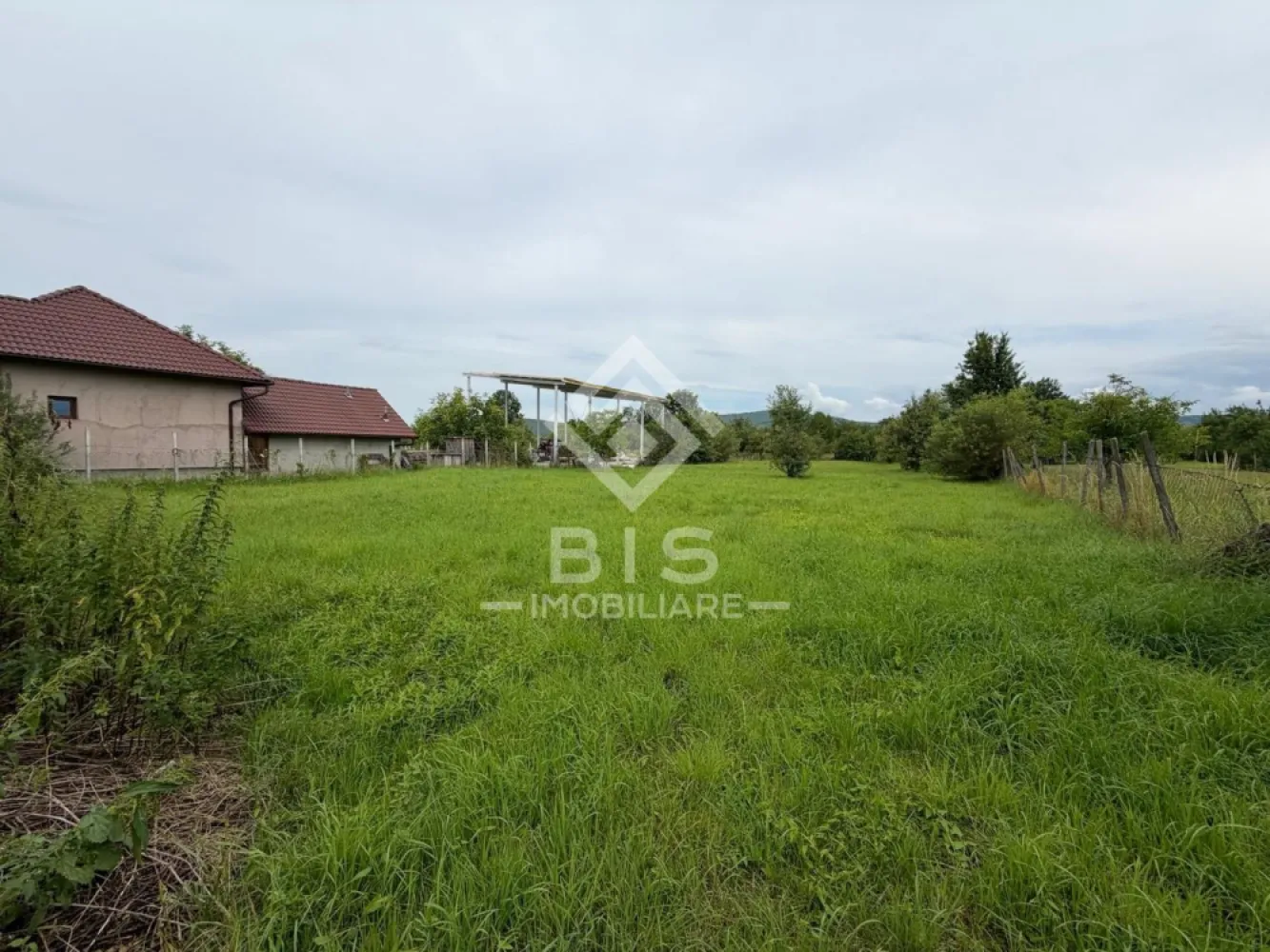 Casa de vanzare cu teren 20 ari - Rusu Bargaului - Bis Imobiliare vă propune spre vânzare o proprietate situată în Rusu Bârgăului, la strada principală, într-o zonă cu acces facil și la doar câteva minute de oraș. Localitatea face parte din comuna Josenii Bârgăului, pe Valea Bârgăului, o zonă apreciată pentru accesibilitate și cadrul natural. 

Casa are o suprafață utilă de 101 mp și este amplasată pe un teren de 20 ari, oferind numeroase posibilități de amenajare și dezvoltare. Imobilul necesită renovare, fiind alegerea ideală pentru cei care își doresc să îl personalizeze după propriul gust sau pentru investitori aflați în căutarea unei proprietăți cu potențial.

Avantaje:
101 mp suprafață utilă;
Teren generos de 20 ari;
Poziționare la strada principală;
Acces rapid către Bistrița;
Ideală pentru locuință permanentă, casă de vacanță sau investiție;
Preț foarte atractiv!

Dacă sunteți în căutarea unei proprietăți cu potențial, într-o zonă liniștită, dar foarte aproape de oraș, această ofertă merită văzută!

Pentru mai multe informații sau pentru programarea unei vizionări, contactați-ne cu încredere!