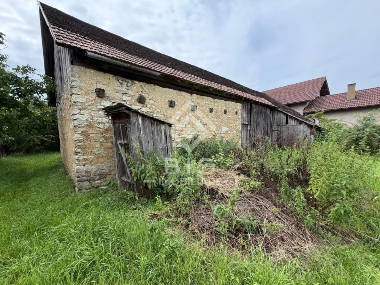 Casa de vanzare cu teren 20 ari - Rusu Bargaului - Bis Imobiliare vă propune spre vânzare o proprietate situată în Rusu Bârgăului, la strada principală, într-o zonă cu acces facil și la doar câteva minute de oraș. Localitatea face parte din comuna Josenii Bârgăului, pe Valea Bârgăului, o zonă apreciată pentru accesibilitate și cadrul natural. 

Casa are o suprafață utilă de 101 mp și este amplasată pe un teren de 20 ari, oferind numeroase posibilități de amenajare și dezvoltare. Imobilul necesită renovare, fiind alegerea ideală pentru cei care își doresc să îl personalizeze după propriul gust sau pentru investitori aflați în căutarea unei proprietăți cu potențial.

Avantaje:
101 mp suprafață utilă;
Teren generos de 20 ari;
Poziționare la strada principală;
Acces rapid către Bistrița;
Ideală pentru locuință permanentă, casă de vacanță sau investiție;
Preț foarte atractiv!

Dacă sunteți în căutarea unei proprietăți cu potențial, într-o zonă liniștită, dar foarte aproape de oraș, această ofertă merită văzută!

Pentru mai multe informații sau pentru programarea unei vizionări, contactați-ne cu încredere!
