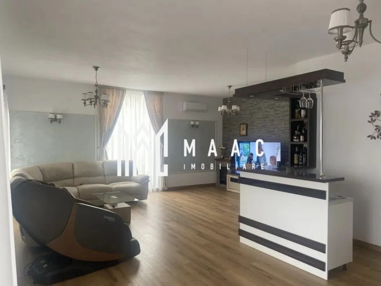 Vila moderna | 5 camere | 300 MPU | Piscina| Daia - Maac Imobiliare vă propune spre vânzare o vilă deosebită, situată într-o zonă liniștită din Daia Nouă – ideală pentru cei care își doresc un stil de viață modern, eficient și sustenabil.

 Suprafață utilă: 300 mp
 Garaj: 18 mp
 Foișor cu zonă de grătar: 18 mp
 Camere: 4 dormitoare + living generos
 Băi: 3
 Piscină funcțională vara și iarna

Construcție din lemn, cu izolație pe bază de fibră de lemn – o casă extrem de bine izolată, cu cheltuieli de întreținere ZERO!

 Eficiență energetică de top:
 Panouri fotovoltaice 15KW cu sistem de acumulare
 Sistem prosumator – profit lunar de aprox. 150€ din energia produsă
 Încălzire în pardoseală cu pompă de căldură
 Apă din sursă proprie și canalizare cu stație de epurare

 Se vinde complet mobilată și utilată, gata de mutat!

Ideală pentru locuit permanent sau casă de vacanță cu randament excelent din chirii turistice.

Pentru mai multe detalii va rugam specificati telefonic ID: CP2760350