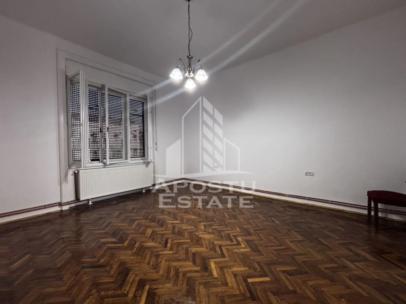 Apartament cu 3 camere de inchiriat, Timisoara zona Iosefin - Agentia imobiliara APOSTU ESTATE va propune spre inchiriere un apartament cu 3 camere, spatios si luminos, situat in zona Iosefin, o zona linistita si bine pozitionata din Timisoara, potrivit pentru cupluri,familii, sau studenti care isi doresc o locuinta unde sa se simta confortabil si cu acces facil catre scoli, statii de autobuz, supermarketuri , magazine de zona, parcuri.

Suprafata utila: 76 mp
Compartimentare eficienta:
-Hol de acces generos
-Bucatarie mobilata
-Living 
-Dormitor 
-Doua bai una prevazuta cu dus
-Camera tehnica si 2 spatii de depozitare

Confort si facilitati:
-Incalzirea apartamentului: centrala proprie
-Apartamentul este nemobila
-Nu se accepta animale de companie de catre proprietar

Localizare:
-Timis,Timisoara, zona Iosefin – acces facil spre magazine, supermarketul, scoli, parcuri si mijloace de transport in comun.

Ideal pentru:
-Familii
-Cupluri
-Studenti

Disponibilitate: imediata
Pret chirie lunara: 400 EURO
Programeaza o vizionare pentru a-ti putea imagina viitorul aici!
ID intern: CP3231426