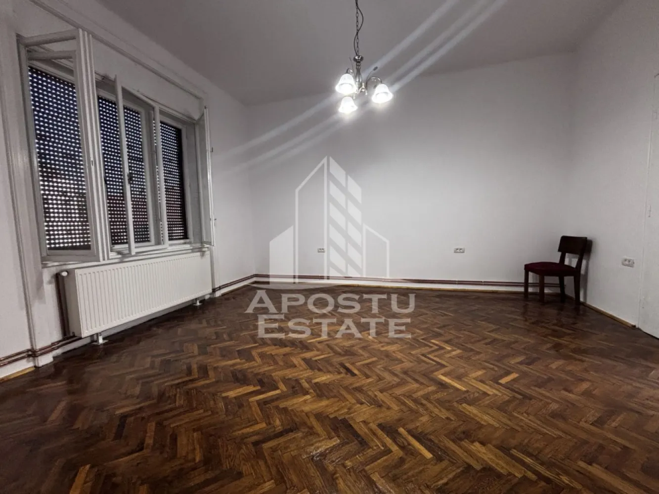 Apartament cu 3 camere de inchiriat, Timisoara zona Iosefin - Agentia imobiliara APOSTU ESTATE va propune spre inchiriere un apartament cu 3 camere, spatios si luminos, situat in zona Iosefin, o zona linistita si bine pozitionata din Timisoara, potrivit pentru cupluri,familii, sau studenti care isi doresc o locuinta unde sa se simta confortabil si cu acces facil catre scoli, statii de autobuz, supermarketuri , magazine de zona, parcuri.

Suprafata utila: 76 mp
Compartimentare eficienta:
-Hol de acces generos
-Bucatarie mobilata
-Living 
-Dormitor 
-Doua bai una prevazuta cu dus
-Camera tehnica si 2 spatii de depozitare

Confort si facilitati:
-Incalzirea apartamentului: centrala proprie
-Apartamentul este nemobila
-Nu se accepta animale de companie de catre proprietar

Localizare:
-Timis,Timisoara, zona Iosefin – acces facil spre magazine, supermarketul, scoli, parcuri si mijloace de transport in comun.

Ideal pentru:
-Familii
-Cupluri
-Studenti

Disponibilitate: imediata
Pret chirie lunara: 400 EURO
Programeaza o vizionare pentru a-ti putea imagina viitorul aici!
ID intern: CP3231426