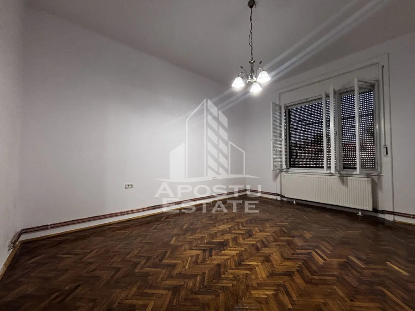 Apartament cu 3 camere de inchiriat, Timisoara zona Iosefin - Agentia imobiliara APOSTU ESTATE va propune spre inchiriere un apartament cu 3 camere, spatios si luminos, situat in zona Iosefin, o zona linistita si bine pozitionata din Timisoara, potrivit pentru cupluri,familii, sau studenti care isi doresc o locuinta unde sa se simta confortabil si cu acces facil catre scoli, statii de autobuz, supermarketuri , magazine de zona, parcuri.

Suprafata utila: 76 mp
Compartimentare eficienta:
-Hol de acces generos
-Bucatarie mobilata
-Living 
-Dormitor 
-Doua bai una prevazuta cu dus
-Camera tehnica si 2 spatii de depozitare

Confort si facilitati:
-Incalzirea apartamentului: centrala proprie
-Apartamentul este nemobila
-Nu se accepta animale de companie de catre proprietar

Localizare:
-Timis,Timisoara, zona Iosefin – acces facil spre magazine, supermarketul, scoli, parcuri si mijloace de transport in comun.

Ideal pentru:
-Familii
-Cupluri
-Studenti

Disponibilitate: imediata
Pret chirie lunara: 400 EURO
Programeaza o vizionare pentru a-ti putea imagina viitorul aici!
ID intern: CP3231426
