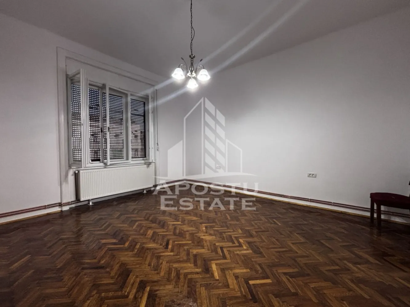 Apartament cu 3 camere de inchiriat, Timisoara zona Iosefin - Agentia imobiliara APOSTU ESTATE va propune spre inchiriere un apartament cu 3 camere, spatios si luminos, situat in zona Iosefin, o zona linistita si bine pozitionata din Timisoara, potrivit pentru cupluri,familii, sau studenti care isi doresc o locuinta unde sa se simta confortabil si cu acces facil catre scoli, statii de autobuz, supermarketuri , magazine de zona, parcuri.

Suprafata utila: 76 mp
Compartimentare eficienta:
-Hol de acces generos
-Bucatarie mobilata
-Living 
-Dormitor 
-Doua bai una prevazuta cu dus
-Camera tehnica si 2 spatii de depozitare

Confort si facilitati:
-Incalzirea apartamentului: centrala proprie
-Apartamentul este nemobila
-Nu se accepta animale de companie de catre proprietar

Localizare:
-Timis,Timisoara, zona Iosefin – acces facil spre magazine, supermarketul, scoli, parcuri si mijloace de transport in comun.

Ideal pentru:
-Familii
-Cupluri
-Studenti

Disponibilitate: imediata
Pret chirie lunara: 400 EURO
Programeaza o vizionare pentru a-ti putea imagina viitorul aici!
ID intern: CP3231426