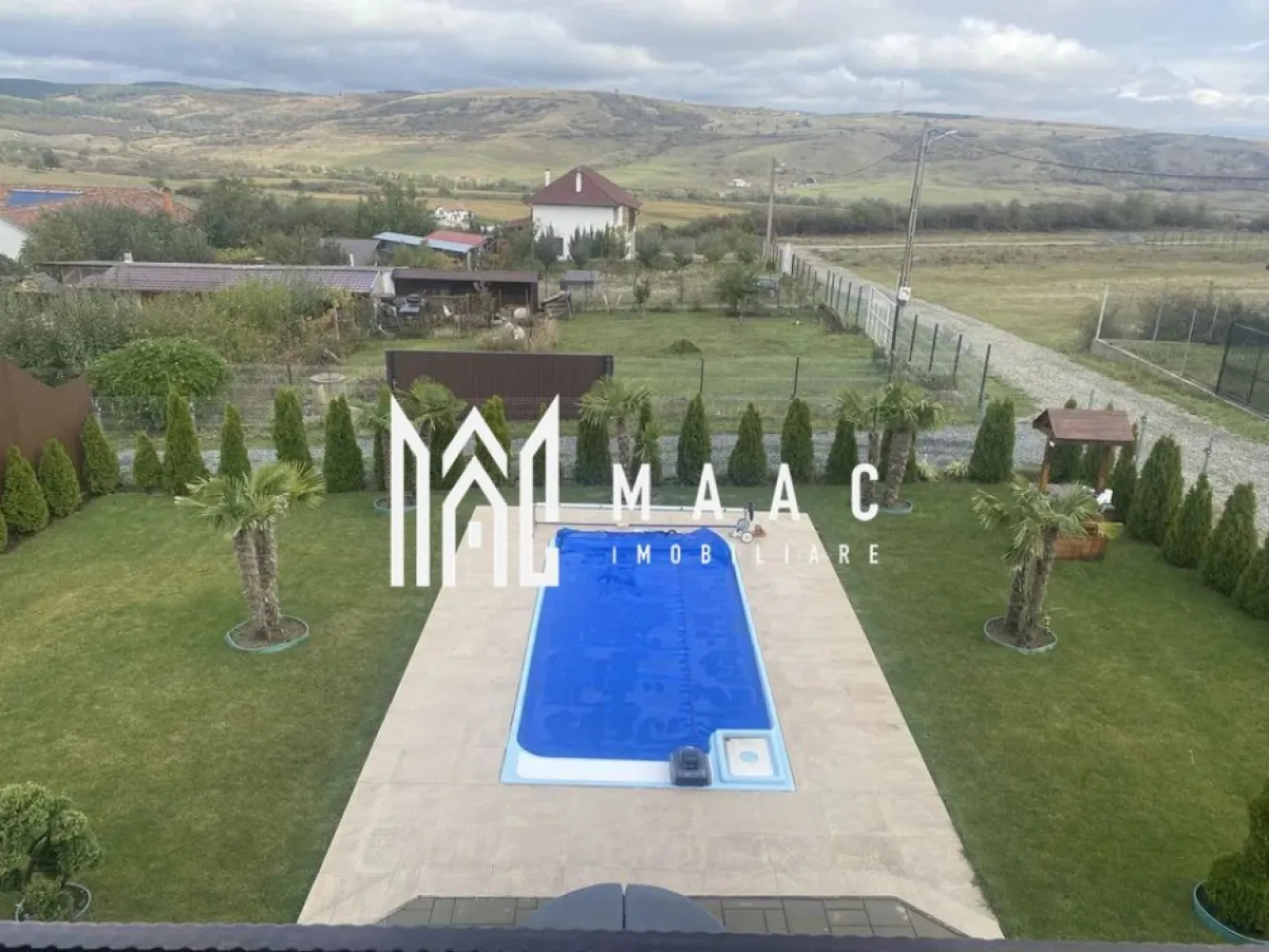 Vila moderna | 5 camere | 300 MPU | Piscina| Daia - Maac Imobiliare vă propune spre vânzare o vilă deosebită, situată într-o zonă liniștită din Daia Nouă – ideală pentru cei care își doresc un stil de viață modern, eficient și sustenabil.

 Suprafață utilă: 300 mp
 Garaj: 18 mp
 Foișor cu zonă de grătar: 18 mp
 Camere: 4 dormitoare + living generos
 Băi: 3
 Piscină funcțională vara și iarna

Construcție din lemn, cu izolație pe bază de fibră de lemn – o casă extrem de bine izolată, cu cheltuieli de întreținere ZERO!

 Eficiență energetică de top:
 Panouri fotovoltaice 15KW cu sistem de acumulare
 Sistem prosumator – profit lunar de aprox. 150€ din energia produsă
 Încălzire în pardoseală cu pompă de căldură
 Apă din sursă proprie și canalizare cu stație de epurare

 Se vinde complet mobilată și utilată, gata de mutat!

Ideală pentru locuit permanent sau casă de vacanță cu randament excelent din chirii turistice.

Pentru mai multe detalii va rugam specificati telefonic ID: CP2760350
