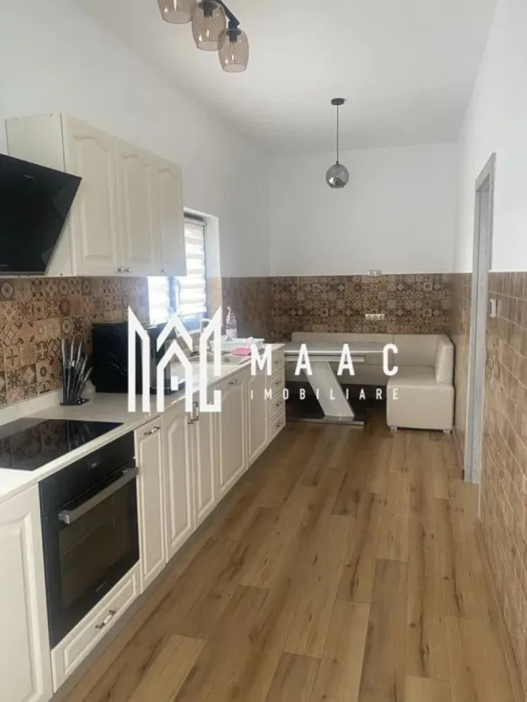 Vila moderna | 5 camere | 300 MPU | Piscina| Daia - Maac Imobiliare vă propune spre vânzare o vilă deosebită, situată într-o zonă liniștită din Daia Nouă – ideală pentru cei care își doresc un stil de viață modern, eficient și sustenabil.

 Suprafață utilă: 300 mp
 Garaj: 18 mp
 Foișor cu zonă de grătar: 18 mp
 Camere: 4 dormitoare + living generos
 Băi: 3
 Piscină funcțională vara și iarna

Construcție din lemn, cu izolație pe bază de fibră de lemn – o casă extrem de bine izolată, cu cheltuieli de întreținere ZERO!

 Eficiență energetică de top:
 Panouri fotovoltaice 15KW cu sistem de acumulare
 Sistem prosumator – profit lunar de aprox. 150€ din energia produsă
 Încălzire în pardoseală cu pompă de căldură
 Apă din sursă proprie și canalizare cu stație de epurare

 Se vinde complet mobilată și utilată, gata de mutat!

Ideală pentru locuit permanent sau casă de vacanță cu randament excelent din chirii turistice.

Pentru mai multe detalii va rugam specificati telefonic ID: CP2760350