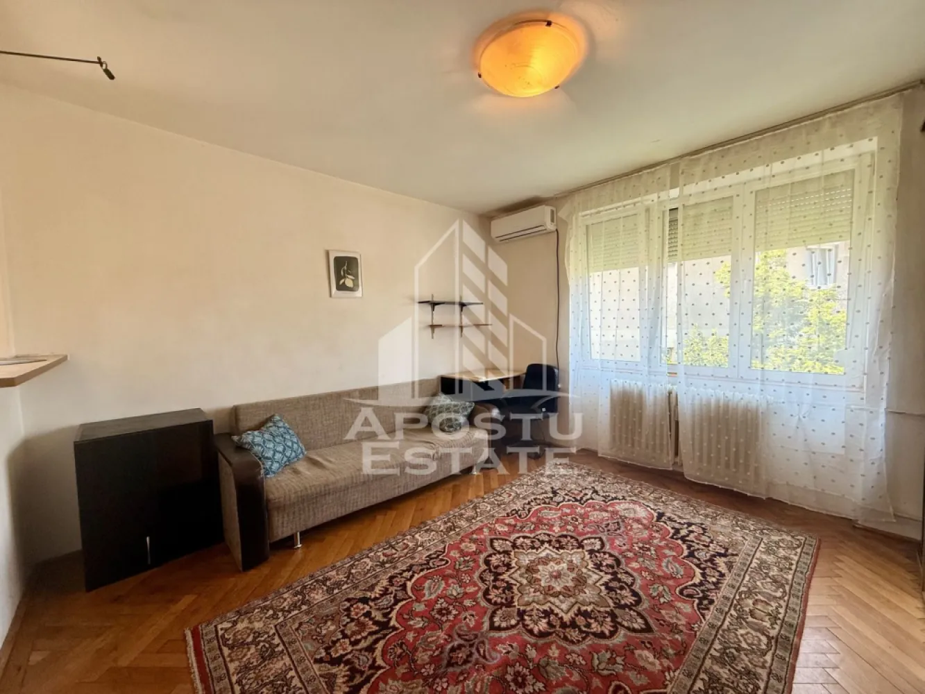 Apartament 1 camera de vanzare, zona Tipografilor, Timisoara - Agentia imobiliara APOSTU ESTATE va propune spre vanzare un apartament cu 1 camera, situat in zona Tipografilor, in apropierea Bulevardului Popa Sapca din Timisoara, ideal pentru locuinta personala sau investitie.

Imobilul este amplasat la etajul 3 din 4 al unui bloc construit in anul 1970, bloc de apartamente, cu acoperis si doar 4 apartamente pe nivel, oferind intimitate si liniste. 

Apartamentul dispune de aproximativ 24 mp utili fiind compartimentat astfel:

- hol de acces

- baie cu cada

- bucatarie/chicineta

- camera spatioasa

Incalzirea se realizeaza prin Colterm, cu posibilitate de montare a unei centrale proprii, avand infrastructura pregatita.

Se vinde mobilat si utilat, fiind pregatit pentru a fi locuit imediat sau inchiriat.

Locatia beneficiaza de acces facil catre mijloace de transport in comun, magazine, universitati si alte puncte de interes urban, Scoala Generala 16 la 4 min de mers pe jos, Gradinita nr.33 la 5 min de mers pe jos, Facultatea de Medicina la 9 min de mers pe jos, Centrul orasului la 8 min de mers pe jos, Iulius Mall la 10 min de mers pe jos.

Agentia imobiliara Apostu Estate va ofera consultanta bancara gratuita prin intermediul colaboratorilor nostri pentru alegerea celui mai potrivit tip de credit, astfel incat tu sa devi noul proprietar al acestui apartament.

Va asteptam cu drag la o vizionare!

Id InternCP3229264