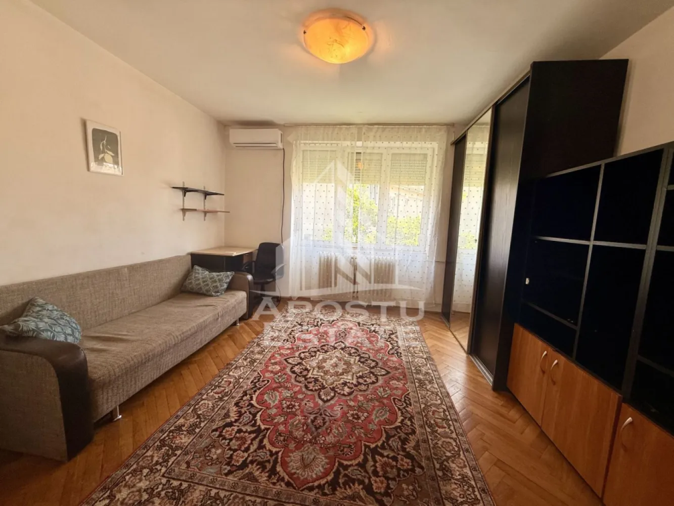 Apartament 1 camera de vanzare, zona Tipografilor, Timisoara - Agentia imobiliara APOSTU ESTATE va propune spre vanzare un apartament cu 1 camera, situat in zona Tipografilor, in apropierea Bulevardului Popa Sapca din Timisoara, ideal pentru locuinta personala sau investitie.

Imobilul este amplasat la etajul 3 din 4 al unui bloc construit in anul 1970, bloc de apartamente, cu acoperis si doar 4 apartamente pe nivel, oferind intimitate si liniste. 

Apartamentul dispune de aproximativ 24 mp utili fiind compartimentat astfel:

- hol de acces

- baie cu cada

- bucatarie/chicineta

- camera spatioasa

Incalzirea se realizeaza prin Colterm, cu posibilitate de montare a unei centrale proprii, avand infrastructura pregatita.

Se vinde mobilat si utilat, fiind pregatit pentru a fi locuit imediat sau inchiriat.

Locatia beneficiaza de acces facil catre mijloace de transport in comun, magazine, universitati si alte puncte de interes urban, Scoala Generala 16 la 4 min de mers pe jos, Gradinita nr.33 la 5 min de mers pe jos, Facultatea de Medicina la 9 min de mers pe jos, Centrul orasului la 8 min de mers pe jos, Iulius Mall la 10 min de mers pe jos.

Agentia imobiliara Apostu Estate va ofera consultanta bancara gratuita prin intermediul colaboratorilor nostri pentru alegerea celui mai potrivit tip de credit, astfel incat tu sa devi noul proprietar al acestui apartament.

Va asteptam cu drag la o vizionare!

Id InternCP3229264