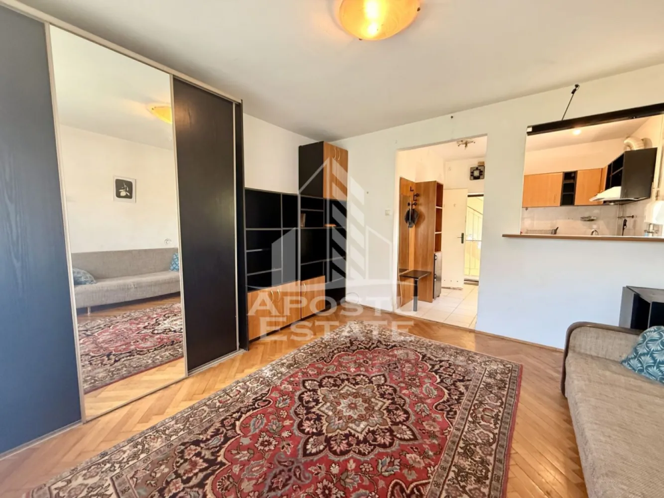 Apartament 1 camera de vanzare, zona Tipografilor, Timisoara - Agentia imobiliara APOSTU ESTATE va propune spre vanzare un apartament cu 1 camera, situat in zona Tipografilor, in apropierea Bulevardului Popa Sapca din Timisoara, ideal pentru locuinta personala sau investitie.

Imobilul este amplasat la etajul 3 din 4 al unui bloc construit in anul 1970, bloc de apartamente, cu acoperis si doar 4 apartamente pe nivel, oferind intimitate si liniste. 

Apartamentul dispune de aproximativ 24 mp utili fiind compartimentat astfel:

- hol de acces

- baie cu cada

- bucatarie/chicineta

- camera spatioasa

Incalzirea se realizeaza prin Colterm, cu posibilitate de montare a unei centrale proprii, avand infrastructura pregatita.

Se vinde mobilat si utilat, fiind pregatit pentru a fi locuit imediat sau inchiriat.

Locatia beneficiaza de acces facil catre mijloace de transport in comun, magazine, universitati si alte puncte de interes urban, Scoala Generala 16 la 4 min de mers pe jos, Gradinita nr.33 la 5 min de mers pe jos, Facultatea de Medicina la 9 min de mers pe jos, Centrul orasului la 8 min de mers pe jos, Iulius Mall la 10 min de mers pe jos.

Agentia imobiliara Apostu Estate va ofera consultanta bancara gratuita prin intermediul colaboratorilor nostri pentru alegerea celui mai potrivit tip de credit, astfel incat tu sa devi noul proprietar al acestui apartament.

Va asteptam cu drag la o vizionare!

Id InternCP3229264