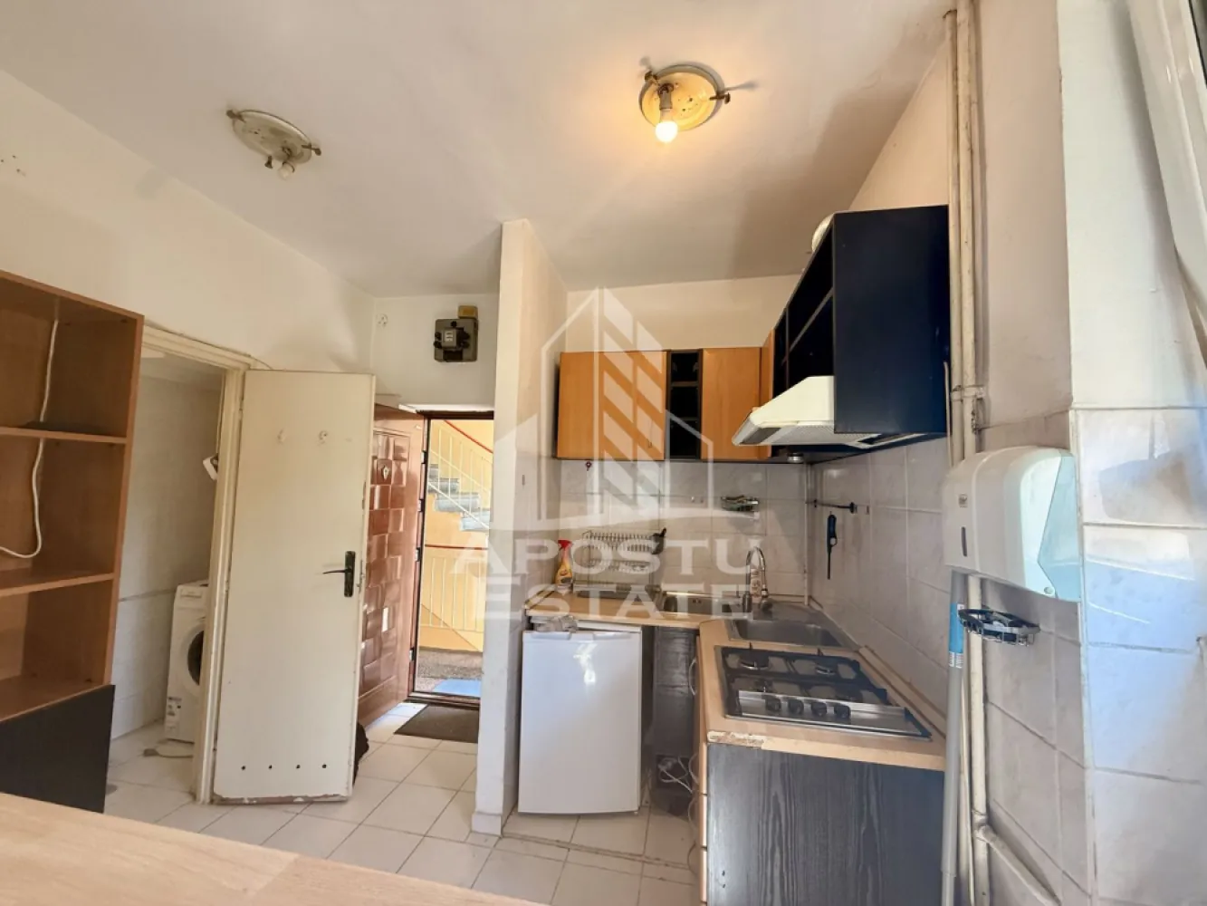Apartament 1 camera de vanzare, zona Tipografilor, Timisoara - Agentia imobiliara APOSTU ESTATE va propune spre vanzare un apartament cu 1 camera, situat in zona Tipografilor, in apropierea Bulevardului Popa Sapca din Timisoara, ideal pentru locuinta personala sau investitie.

Imobilul este amplasat la etajul 3 din 4 al unui bloc construit in anul 1970, bloc de apartamente, cu acoperis si doar 4 apartamente pe nivel, oferind intimitate si liniste. 

Apartamentul dispune de aproximativ 24 mp utili fiind compartimentat astfel:

- hol de acces

- baie cu cada

- bucatarie/chicineta

- camera spatioasa

Incalzirea se realizeaza prin Colterm, cu posibilitate de montare a unei centrale proprii, avand infrastructura pregatita.

Se vinde mobilat si utilat, fiind pregatit pentru a fi locuit imediat sau inchiriat.

Locatia beneficiaza de acces facil catre mijloace de transport in comun, magazine, universitati si alte puncte de interes urban, Scoala Generala 16 la 4 min de mers pe jos, Gradinita nr.33 la 5 min de mers pe jos, Facultatea de Medicina la 9 min de mers pe jos, Centrul orasului la 8 min de mers pe jos, Iulius Mall la 10 min de mers pe jos.

Agentia imobiliara Apostu Estate va ofera consultanta bancara gratuita prin intermediul colaboratorilor nostri pentru alegerea celui mai potrivit tip de credit, astfel incat tu sa devi noul proprietar al acestui apartament.

Va asteptam cu drag la o vizionare!

Id InternCP3229264