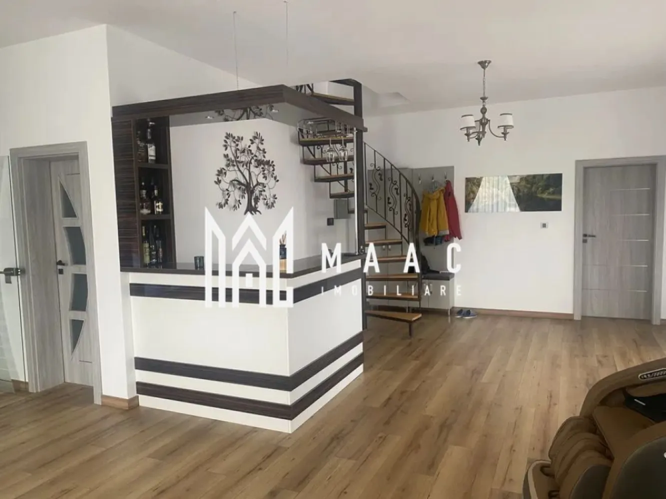 Vila moderna | 5 camere | 300 MPU | Piscina| Daia - Maac Imobiliare vă propune spre vânzare o vilă deosebită, situată într-o zonă liniștită din Daia Nouă – ideală pentru cei care își doresc un stil de viață modern, eficient și sustenabil.

 Suprafață utilă: 300 mp
 Garaj: 18 mp
 Foișor cu zonă de grătar: 18 mp
 Camere: 4 dormitoare + living generos
 Băi: 3
 Piscină funcțională vara și iarna

Construcție din lemn, cu izolație pe bază de fibră de lemn – o casă extrem de bine izolată, cu cheltuieli de întreținere ZERO!

 Eficiență energetică de top:
 Panouri fotovoltaice 15KW cu sistem de acumulare
 Sistem prosumator – profit lunar de aprox. 150€ din energia produsă
 Încălzire în pardoseală cu pompă de căldură
 Apă din sursă proprie și canalizare cu stație de epurare

 Se vinde complet mobilată și utilată, gata de mutat!

Ideală pentru locuit permanent sau casă de vacanță cu randament excelent din chirii turistice.

Pentru mai multe detalii va rugam specificati telefonic ID: CP2760350