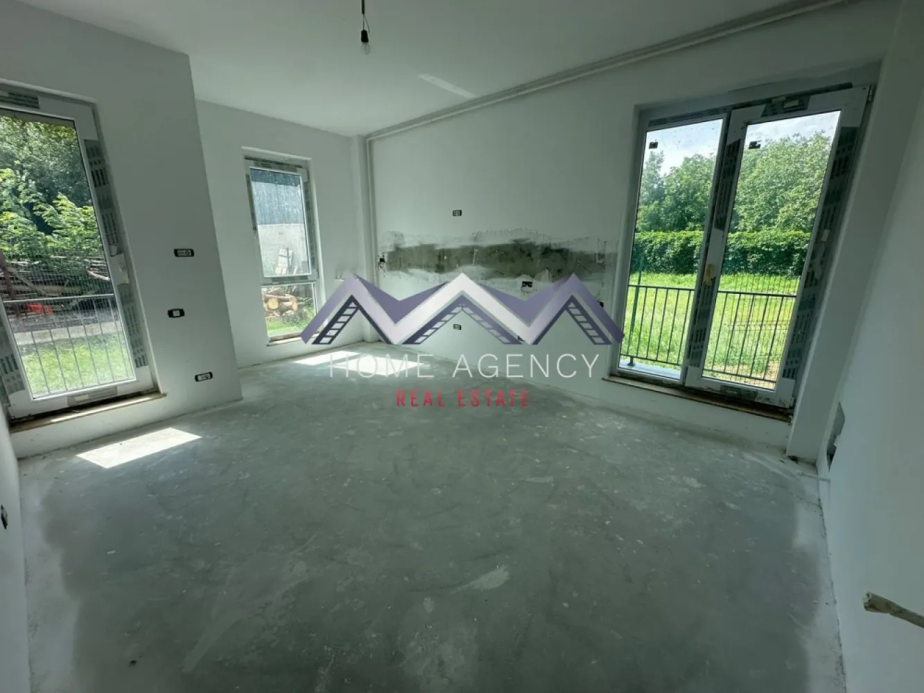 Apartament 2 camere + curte 110 mp Otopeni central - Vă propunem, spre vânzare, un apartament luminos și bine compartimentat, cu 2 camere și curte proprie de 110 mp, situat ultracentral în Otopeni, într-o zonă liniștită, dar la doar câteva minute de toate facilitățile importante. DN1, viitoarea stație de metrou, magazinele, restaurantele, piața, școala și parcul se află la mai puțin de 10 minute de mers pe jos, iar accesul către București, Centură, Autostrada A0 și Aeroportul Henri Coandă este rapid și facil.

Apartamentul este orientat către Nord-Vest, beneficiind de lumină naturală pe tot parcursul zilei. Compartimentarea este practică și modernă, fiind alcătuită dintr-un living generos cu bucătărie open-space și ieșire directă către curtea proprie, un dormitor confortabil, o baie prevăzută cu fereastră pentru ventilație naturală și un hol spațios, ideal pentru amenajarea unor zone suplimentare de depozitare.

Unul dintre cele mai mari avantaje ale acestei proprietăți îl reprezintă curtea proprie de 110 mp, un spațiu generos care poate fi amenajat ca zonă de relaxare, loc de joacă pentru copii, grădină, terasă sau spațiu pentru grătar, oferind confortul unei case, dar cu avantajele unui apartament.

Imobilul este construit pe structură din beton armat, cu pereți interiori și exteriori din cărămidă, asigurând o foarte bună izolare termică și fonică. Apartamentul se predă la cheie, racordat la toate utilitățile publice (apă, gaz, energie electrică și canalizare), iar finisajele interioare sunt incluse în preț și pot fi alese de viitorul proprietar. Aveți posibilitatea să personalizați faianța, gresia, parchetul, ușile interioare și obiectele sanitare din baie, pentru a vă amenaja locuința exact așa cum vă doriți.

Datorită compartimentării eficiente și curții generoase, proprietatea reprezintă o alegere excelentă atât pentru locuit, cât și pentru desfășurarea unei activități de tip birou sau cabinet, ori ca investiție, având un potențial foarte bun pentru închiriere.

Achiziția se realizează direct de la dezvoltator, comision 0. Prețul afișat nu include TVA.

Pentru mai multe informații sau pentru programarea unei vizionări, vă invităm să contactați echipa de vânzări.