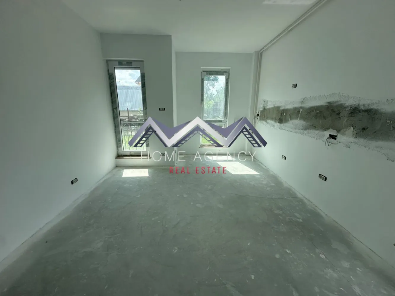 Apartament 2 camere + curte 110 mp Otopeni central - Vă propunem, spre vânzare, un apartament luminos și bine compartimentat, cu 2 camere și curte proprie de 110 mp, situat ultracentral în Otopeni, într-o zonă liniștită, dar la doar câteva minute de toate facilitățile importante. DN1, viitoarea stație de metrou, magazinele, restaurantele, piața, școala și parcul se află la mai puțin de 10 minute de mers pe jos, iar accesul către București, Centură, Autostrada A0 și Aeroportul Henri Coandă este rapid și facil.

Apartamentul este orientat către Nord-Vest, beneficiind de lumină naturală pe tot parcursul zilei. Compartimentarea este practică și modernă, fiind alcătuită dintr-un living generos cu bucătărie open-space și ieșire directă către curtea proprie, un dormitor confortabil, o baie prevăzută cu fereastră pentru ventilație naturală și un hol spațios, ideal pentru amenajarea unor zone suplimentare de depozitare.

Unul dintre cele mai mari avantaje ale acestei proprietăți îl reprezintă curtea proprie de 110 mp, un spațiu generos care poate fi amenajat ca zonă de relaxare, loc de joacă pentru copii, grădină, terasă sau spațiu pentru grătar, oferind confortul unei case, dar cu avantajele unui apartament.

Imobilul este construit pe structură din beton armat, cu pereți interiori și exteriori din cărămidă, asigurând o foarte bună izolare termică și fonică. Apartamentul se predă la cheie, racordat la toate utilitățile publice (apă, gaz, energie electrică și canalizare), iar finisajele interioare sunt incluse în preț și pot fi alese de viitorul proprietar. Aveți posibilitatea să personalizați faianța, gresia, parchetul, ușile interioare și obiectele sanitare din baie, pentru a vă amenaja locuința exact așa cum vă doriți.

Datorită compartimentării eficiente și curții generoase, proprietatea reprezintă o alegere excelentă atât pentru locuit, cât și pentru desfășurarea unei activități de tip birou sau cabinet, ori ca investiție, având un potențial foarte bun pentru închiriere.

Achiziția se realizează direct de la dezvoltator, comision 0. Prețul afișat nu include TVA.

Pentru mai multe informații sau pentru programarea unei vizionări, vă invităm să contactați echipa de vânzări.
