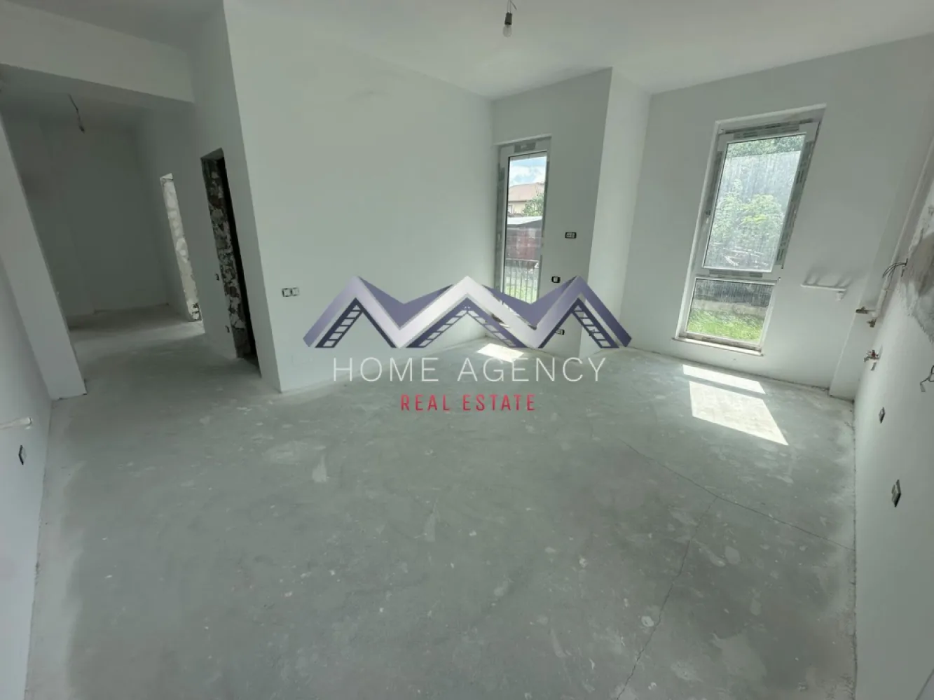 Apartament 2 camere + curte 110 mp Otopeni central - Vă propunem, spre vânzare, un apartament luminos și bine compartimentat, cu 2 camere și curte proprie de 110 mp, situat ultracentral în Otopeni, într-o zonă liniștită, dar la doar câteva minute de toate facilitățile importante. DN1, viitoarea stație de metrou, magazinele, restaurantele, piața, școala și parcul se află la mai puțin de 10 minute de mers pe jos, iar accesul către București, Centură, Autostrada A0 și Aeroportul Henri Coandă este rapid și facil.

Apartamentul este orientat către Nord-Vest, beneficiind de lumină naturală pe tot parcursul zilei. Compartimentarea este practică și modernă, fiind alcătuită dintr-un living generos cu bucătărie open-space și ieșire directă către curtea proprie, un dormitor confortabil, o baie prevăzută cu fereastră pentru ventilație naturală și un hol spațios, ideal pentru amenajarea unor zone suplimentare de depozitare.

Unul dintre cele mai mari avantaje ale acestei proprietăți îl reprezintă curtea proprie de 110 mp, un spațiu generos care poate fi amenajat ca zonă de relaxare, loc de joacă pentru copii, grădină, terasă sau spațiu pentru grătar, oferind confortul unei case, dar cu avantajele unui apartament.

Imobilul este construit pe structură din beton armat, cu pereți interiori și exteriori din cărămidă, asigurând o foarte bună izolare termică și fonică. Apartamentul se predă la cheie, racordat la toate utilitățile publice (apă, gaz, energie electrică și canalizare), iar finisajele interioare sunt incluse în preț și pot fi alese de viitorul proprietar. Aveți posibilitatea să personalizați faianța, gresia, parchetul, ușile interioare și obiectele sanitare din baie, pentru a vă amenaja locuința exact așa cum vă doriți.

Datorită compartimentării eficiente și curții generoase, proprietatea reprezintă o alegere excelentă atât pentru locuit, cât și pentru desfășurarea unei activități de tip birou sau cabinet, ori ca investiție, având un potențial foarte bun pentru închiriere.

Achiziția se realizează direct de la dezvoltator, comision 0. Prețul afișat nu include TVA.

Pentru mai multe informații sau pentru programarea unei vizionări, vă invităm să contactați echipa de vânzări.