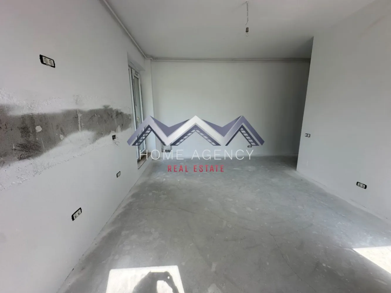 Apartament 2 camere + curte 110 mp Otopeni central - Vă propunem, spre vânzare, un apartament luminos și bine compartimentat, cu 2 camere și curte proprie de 110 mp, situat ultracentral în Otopeni, într-o zonă liniștită, dar la doar câteva minute de toate facilitățile importante. DN1, viitoarea stație de metrou, magazinele, restaurantele, piața, școala și parcul se află la mai puțin de 10 minute de mers pe jos, iar accesul către București, Centură, Autostrada A0 și Aeroportul Henri Coandă este rapid și facil.

Apartamentul este orientat către Nord-Vest, beneficiind de lumină naturală pe tot parcursul zilei. Compartimentarea este practică și modernă, fiind alcătuită dintr-un living generos cu bucătărie open-space și ieșire directă către curtea proprie, un dormitor confortabil, o baie prevăzută cu fereastră pentru ventilație naturală și un hol spațios, ideal pentru amenajarea unor zone suplimentare de depozitare.

Unul dintre cele mai mari avantaje ale acestei proprietăți îl reprezintă curtea proprie de 110 mp, un spațiu generos care poate fi amenajat ca zonă de relaxare, loc de joacă pentru copii, grădină, terasă sau spațiu pentru grătar, oferind confortul unei case, dar cu avantajele unui apartament.

Imobilul este construit pe structură din beton armat, cu pereți interiori și exteriori din cărămidă, asigurând o foarte bună izolare termică și fonică. Apartamentul se predă la cheie, racordat la toate utilitățile publice (apă, gaz, energie electrică și canalizare), iar finisajele interioare sunt incluse în preț și pot fi alese de viitorul proprietar. Aveți posibilitatea să personalizați faianța, gresia, parchetul, ușile interioare și obiectele sanitare din baie, pentru a vă amenaja locuința exact așa cum vă doriți.

Datorită compartimentării eficiente și curții generoase, proprietatea reprezintă o alegere excelentă atât pentru locuit, cât și pentru desfășurarea unei activități de tip birou sau cabinet, ori ca investiție, având un potențial foarte bun pentru închiriere.

Achiziția se realizează direct de la dezvoltator, comision 0. Prețul afișat nu include TVA.

Pentru mai multe informații sau pentru programarea unei vizionări, vă invităm să contactați echipa de vânzări.