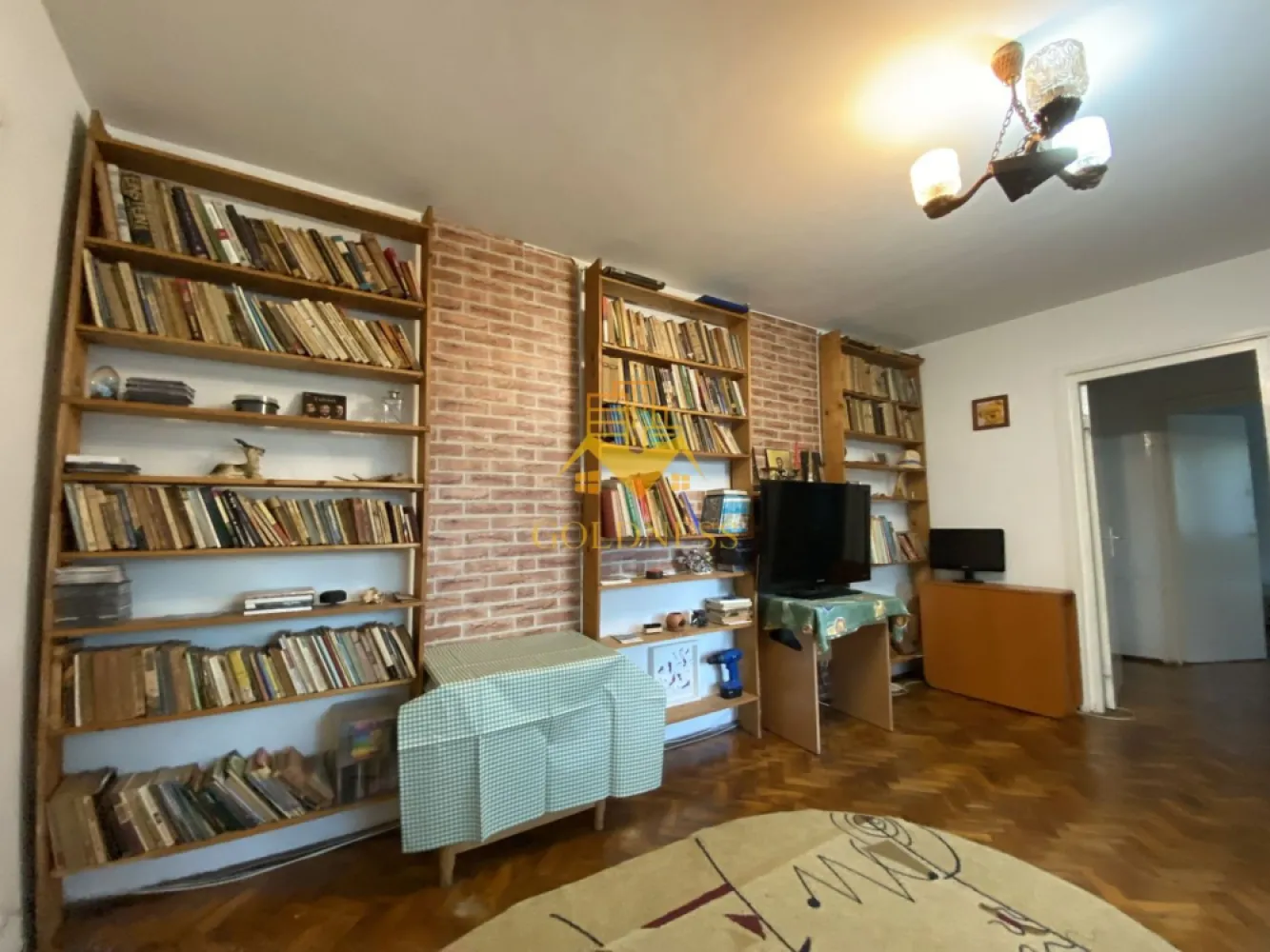 Apartament 2 camere zona Brancusi-Albini. 57 mp total. - Va prezentam spre vanzare un apartament cu 2 camere, localizat in Cluj-Napoca, cartierul Gheorgheni, zona strazii Albini.

Imobilul este amplasat intr-una dintre cele mai apreciate zone ale cartierului Gheorgheni, intre Complexul Diana si Piata Hermes, intr-o locatie retrasa de la traficul intens, caracterizata prin liniste, spatii verzi si acces rapid catre toate facilitatile necesare.

In imediata apropiere regasim:

* Piata Hermes;
* Complexul Diana;
* statii de transport in comun;
* farmacii, banci, clinici medicale si magazine de proximitate.

Locatia ofera acces facil catre Iulius Mall, FSEGA, centrul orasului si principalele puncte de interes din Cluj-Napoca, fiind ideala atat pentru locuit, cat si pentru investitie.

Apartamentul este situat la parterul unui imobil izolat termic si beneficiaza de o pozitionare excelenta, la distanta considerabila fata de strada principala, oferind un nivel ridicat de confort si intimitate.

Orientare sud-vestica.

Compartimentarea este de tip semidecomandat (cu trecere), fiind organizata astfel:

* living;
* dormitor;
* bucatarie;
* baie prevazuta cu geam;
* hol;
* balcon.

Finisajele sunt clasice, iar apartamentul se vinde mobilat, conform fotografiilor.

Confortul termic este asigurat de centrala termica proprie, cu distributie a caldurii prin calorifere.

Proprietatea beneficiaza de multiple avantaje:

* pivnita proprie pentru depozitare;
* posibilitate de parcare chiar in fata apartamentului;
* bloc izolat termic;
* baie cu geam;
* vecini linistiti;
* zona verde si retrasa de la trafic.

Datorita amplasarii excelente intre doua dintre cele mai importante puncte de interes ale cartierului Gheorgheni, precum si accesului facil catre transport public, magazine si servicii, proprietatea reprezinta o alegere excelenta atat pentru locuinta proprie, cat si pentru investitie.

Apartamentul este liber de sarcini, iar ca modalitate de plata se accepta atat plata integrala, cat si achizitia prin credit ipotecar.

Pentru mai multe detalii si programarea unei vizionari, nu ezitati sa ne contactati.