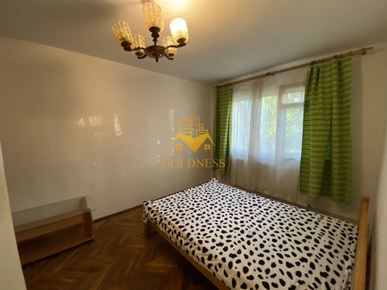 Apartament 2 camere zona Brancusi-Albini. 57 mp total. - Va prezentam spre vanzare un apartament cu 2 camere, localizat in Cluj-Napoca, cartierul Gheorgheni, zona strazii Albini.

Imobilul este amplasat intr-una dintre cele mai apreciate zone ale cartierului Gheorgheni, intre Complexul Diana si Piata Hermes, intr-o locatie retrasa de la traficul intens, caracterizata prin liniste, spatii verzi si acces rapid catre toate facilitatile necesare.

In imediata apropiere regasim:

* Piata Hermes;
* Complexul Diana;
* statii de transport in comun;
* farmacii, banci, clinici medicale si magazine de proximitate.

Locatia ofera acces facil catre Iulius Mall, FSEGA, centrul orasului si principalele puncte de interes din Cluj-Napoca, fiind ideala atat pentru locuit, cat si pentru investitie.

Apartamentul este situat la parterul unui imobil izolat termic si beneficiaza de o pozitionare excelenta, la distanta considerabila fata de strada principala, oferind un nivel ridicat de confort si intimitate.

Orientare sud-vestica.

Compartimentarea este de tip semidecomandat (cu trecere), fiind organizata astfel:

* living;
* dormitor;
* bucatarie;
* baie prevazuta cu geam;
* hol;
* balcon.

Finisajele sunt clasice, iar apartamentul se vinde mobilat, conform fotografiilor.

Confortul termic este asigurat de centrala termica proprie, cu distributie a caldurii prin calorifere.

Proprietatea beneficiaza de multiple avantaje:

* pivnita proprie pentru depozitare;
* posibilitate de parcare chiar in fata apartamentului;
* bloc izolat termic;
* baie cu geam;
* vecini linistiti;
* zona verde si retrasa de la trafic.

Datorita amplasarii excelente intre doua dintre cele mai importante puncte de interes ale cartierului Gheorgheni, precum si accesului facil catre transport public, magazine si servicii, proprietatea reprezinta o alegere excelenta atat pentru locuinta proprie, cat si pentru investitie.

Apartamentul este liber de sarcini, iar ca modalitate de plata se accepta atat plata integrala, cat si achizitia prin credit ipotecar.

Pentru mai multe detalii si programarea unei vizionari, nu ezitati sa ne contactati.