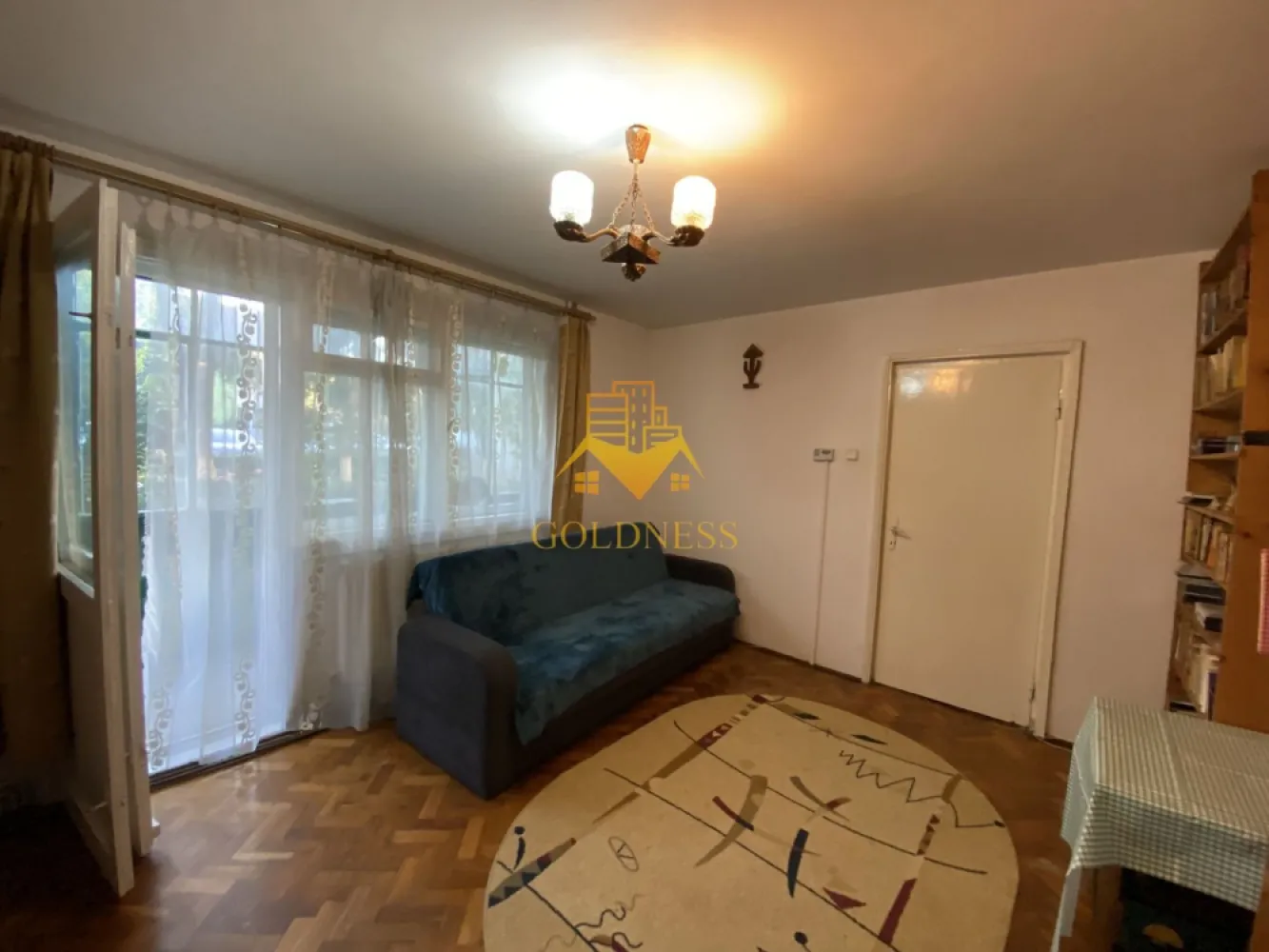 Apartament 2 camere zona Brancusi-Albini. 57 mp total. - Va prezentam spre vanzare un apartament cu 2 camere, localizat in Cluj-Napoca, cartierul Gheorgheni, zona strazii Albini.

Imobilul este amplasat intr-una dintre cele mai apreciate zone ale cartierului Gheorgheni, intre Complexul Diana si Piata Hermes, intr-o locatie retrasa de la traficul intens, caracterizata prin liniste, spatii verzi si acces rapid catre toate facilitatile necesare.

In imediata apropiere regasim:

* Piata Hermes;
* Complexul Diana;
* statii de transport in comun;
* farmacii, banci, clinici medicale si magazine de proximitate.

Locatia ofera acces facil catre Iulius Mall, FSEGA, centrul orasului si principalele puncte de interes din Cluj-Napoca, fiind ideala atat pentru locuit, cat si pentru investitie.

Apartamentul este situat la parterul unui imobil izolat termic si beneficiaza de o pozitionare excelenta, la distanta considerabila fata de strada principala, oferind un nivel ridicat de confort si intimitate.

Orientare sud-vestica.

Compartimentarea este de tip semidecomandat (cu trecere), fiind organizata astfel:

* living;
* dormitor;
* bucatarie;
* baie prevazuta cu geam;
* hol;
* balcon.

Finisajele sunt clasice, iar apartamentul se vinde mobilat, conform fotografiilor.

Confortul termic este asigurat de centrala termica proprie, cu distributie a caldurii prin calorifere.

Proprietatea beneficiaza de multiple avantaje:

* pivnita proprie pentru depozitare;
* posibilitate de parcare chiar in fata apartamentului;
* bloc izolat termic;
* baie cu geam;
* vecini linistiti;
* zona verde si retrasa de la trafic.

Datorita amplasarii excelente intre doua dintre cele mai importante puncte de interes ale cartierului Gheorgheni, precum si accesului facil catre transport public, magazine si servicii, proprietatea reprezinta o alegere excelenta atat pentru locuinta proprie, cat si pentru investitie.

Apartamentul este liber de sarcini, iar ca modalitate de plata se accepta atat plata integrala, cat si achizitia prin credit ipotecar.

Pentru mai multe detalii si programarea unei vizionari, nu ezitati sa ne contactati.