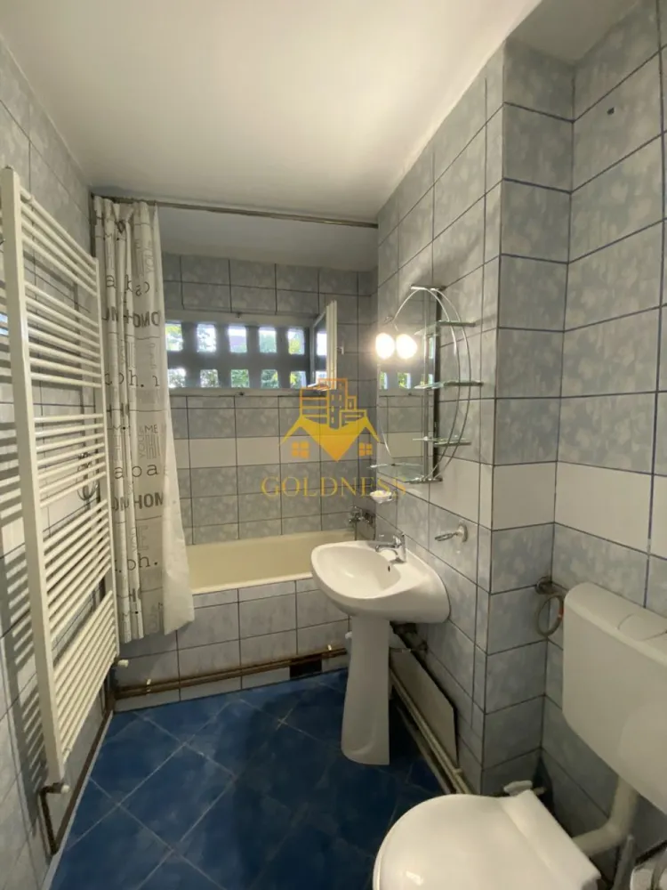 Apartament 2 camere zona Brancusi-Albini. 57 mp total. - Va prezentam spre vanzare un apartament cu 2 camere, localizat in Cluj-Napoca, cartierul Gheorgheni, zona strazii Albini.

Imobilul este amplasat intr-una dintre cele mai apreciate zone ale cartierului Gheorgheni, intre Complexul Diana si Piata Hermes, intr-o locatie retrasa de la traficul intens, caracterizata prin liniste, spatii verzi si acces rapid catre toate facilitatile necesare.

In imediata apropiere regasim:

* Piata Hermes;
* Complexul Diana;
* statii de transport in comun;
* farmacii, banci, clinici medicale si magazine de proximitate.

Locatia ofera acces facil catre Iulius Mall, FSEGA, centrul orasului si principalele puncte de interes din Cluj-Napoca, fiind ideala atat pentru locuit, cat si pentru investitie.

Apartamentul este situat la parterul unui imobil izolat termic si beneficiaza de o pozitionare excelenta, la distanta considerabila fata de strada principala, oferind un nivel ridicat de confort si intimitate.

Orientare sud-vestica.

Compartimentarea este de tip semidecomandat (cu trecere), fiind organizata astfel:

* living;
* dormitor;
* bucatarie;
* baie prevazuta cu geam;
* hol;
* balcon.

Finisajele sunt clasice, iar apartamentul se vinde mobilat, conform fotografiilor.

Confortul termic este asigurat de centrala termica proprie, cu distributie a caldurii prin calorifere.

Proprietatea beneficiaza de multiple avantaje:

* pivnita proprie pentru depozitare;
* posibilitate de parcare chiar in fata apartamentului;
* bloc izolat termic;
* baie cu geam;
* vecini linistiti;
* zona verde si retrasa de la trafic.

Datorita amplasarii excelente intre doua dintre cele mai importante puncte de interes ale cartierului Gheorgheni, precum si accesului facil catre transport public, magazine si servicii, proprietatea reprezinta o alegere excelenta atat pentru locuinta proprie, cat si pentru investitie.

Apartamentul este liber de sarcini, iar ca modalitate de plata se accepta atat plata integrala, cat si achizitia prin credit ipotecar.

Pentru mai multe detalii si programarea unei vizionari, nu ezitati sa ne contactati.
