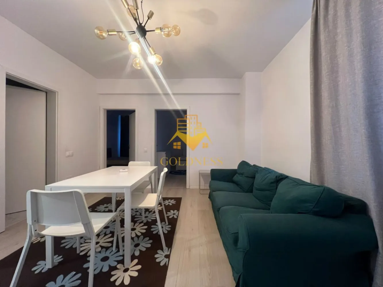 3 camere, modern, bloc nou, Baciu, Galaxiei zona Old GYM, Pet Friendly - GOLDNESS Imobiliare vă propune spre închiriere un apartament cu 3 camere complet mobilat și utilat, la demisol într-un imobil de 7 etaje, în Baciu. Apartamentul este compartimentat astfel:
 - dormitor cu pat matrimonial, spatiu pentru depozitare
 - dormitor cu pat matrimonial, spatiu pentru depozitare
 - living cu bucatarie open-space complet utilată, canapea extensibilă, loc de servit masa 
 - baie cu vana, calorifer port prosop inox și dulap pentru depozitare.

Imobilul este dotat cu toate cele necesare- centrală proprie, mașină de spălat haine, frigider, plită electrică, hotă, etc. 
Se află în apropierea stațiilor de transport în comun, magazine, restaurante, spații verzi, farmacii, etc. 
Posibilitate de parcare in zona !

Dacă sunteți interesați de acest apartament și doriți să îl vizionați, dar și pentru alte oferte sau detalii nu ezitați să ne contactați telefonic sau prin e-mail - goldnessimobiliare@gmail.com. Vă stăm la dispoziție!