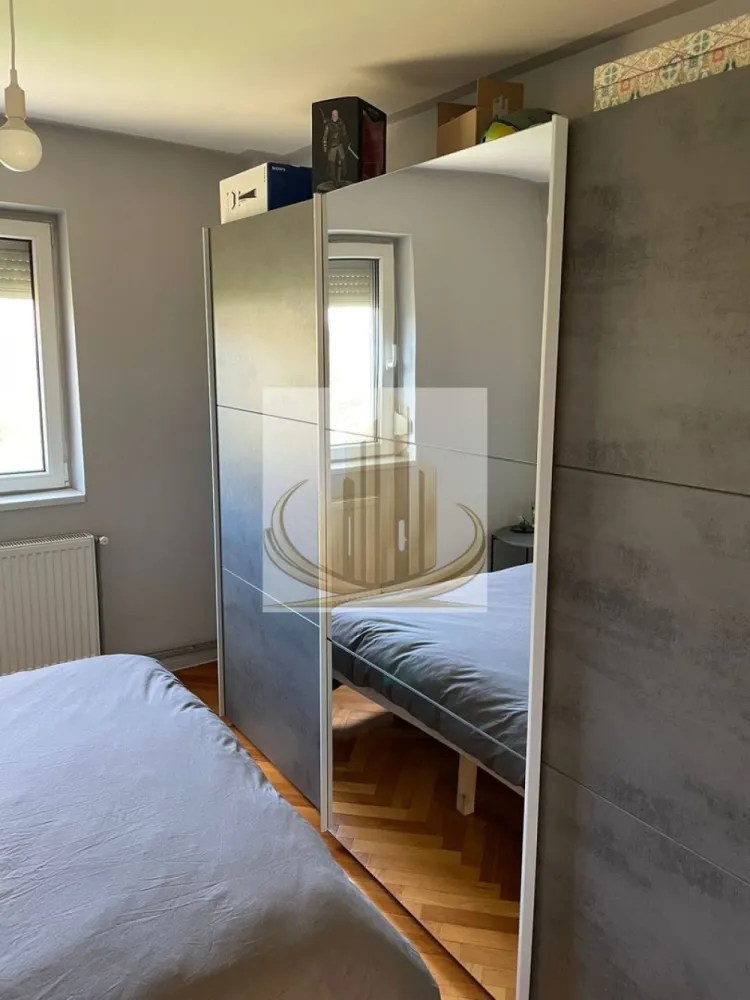 Apartament 2 camere, chiriaș inclus, zonă Iulius Town – investiție sig - Grand Mobilis Imobiliare va propune spre vanzare apartament cu 2 camere, luminos, complet renovat și excelent poziționat, situat pe strada Enric Baader. Datorită locației de top și faptului că este deja închiriat, proprietatea reprezintă o oportunitate ideală de investiție, generând venit din prima zi, fără efort suplimentar.

Detalii tehnice:

Suprafață utilă: 42 mp
Etaj: 3/4 (fără lift)
An construcție: 1973
Compartimentare: semidecomandat
Boxă la subsol: 4 mp (ideală pentru depozitare)

Dotări și finisaje:

Centrală termică proprie – confort și costuri reduse
Apartament renovat complet acum 5-6 ani
Se vinde mobilat și utilat complet – gata de mutare sau închiriere imediată

Avantaj major – locația:

~5 minute de mers pe jos până la Iulius Town
~10 minute până în Piața Unirii
Acces rapid la transport în comun, magazine, școli și parcuri

Ideal pentru investiție:
Apartamentul se poate vinde cu preluare de chiriaș, oferind randament imediat. Poate fi achiziționat și pentru locuit, cu respectarea termenului de eliberare.

ID Intern CP3053164