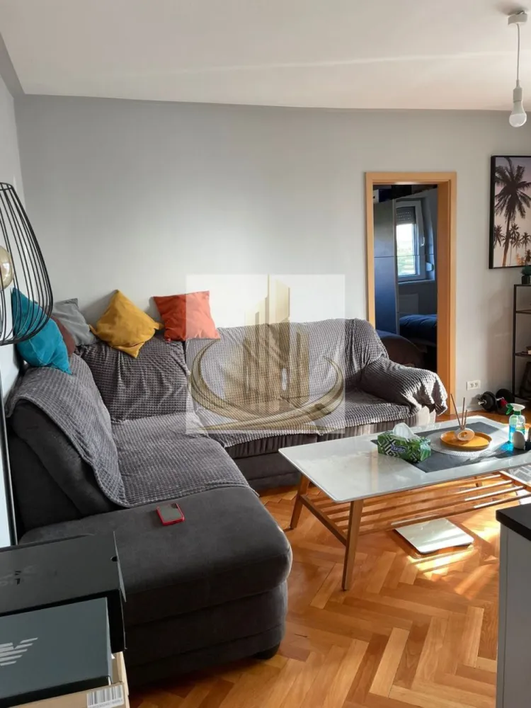 Apartament 2 camere, chiriaș inclus, zonă Iulius Town – investiție sig - Grand Mobilis Imobiliare va propune spre vanzare apartament cu 2 camere, luminos, complet renovat și excelent poziționat, situat pe strada Enric Baader. Datorită locației de top și faptului că este deja închiriat, proprietatea reprezintă o oportunitate ideală de investiție, generând venit din prima zi, fără efort suplimentar.

Detalii tehnice:

Suprafață utilă: 42 mp
Etaj: 3/4 (fără lift)
An construcție: 1973
Compartimentare: semidecomandat
Boxă la subsol: 4 mp (ideală pentru depozitare)

Dotări și finisaje:

Centrală termică proprie – confort și costuri reduse
Apartament renovat complet acum 5-6 ani
Se vinde mobilat și utilat complet – gata de mutare sau închiriere imediată

Avantaj major – locația:

~5 minute de mers pe jos până la Iulius Town
~10 minute până în Piața Unirii
Acces rapid la transport în comun, magazine, școli și parcuri

Ideal pentru investiție:
Apartamentul se poate vinde cu preluare de chiriaș, oferind randament imediat. Poate fi achiziționat și pentru locuit, cu respectarea termenului de eliberare.

ID Intern CP3053164