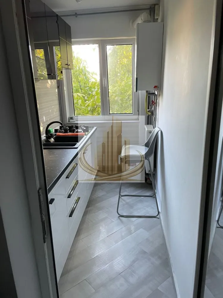 Apartament 2 camere, chiriaș inclus, zonă Iulius Town – investiție sig - Grand Mobilis Imobiliare va propune spre vanzare apartament cu 2 camere, luminos, complet renovat și excelent poziționat, situat pe strada Enric Baader. Datorită locației de top și faptului că este deja închiriat, proprietatea reprezintă o oportunitate ideală de investiție, generând venit din prima zi, fără efort suplimentar.

Detalii tehnice:

Suprafață utilă: 42 mp
Etaj: 3/4 (fără lift)
An construcție: 1973
Compartimentare: semidecomandat
Boxă la subsol: 4 mp (ideală pentru depozitare)

Dotări și finisaje:

Centrală termică proprie – confort și costuri reduse
Apartament renovat complet acum 5-6 ani
Se vinde mobilat și utilat complet – gata de mutare sau închiriere imediată

Avantaj major – locația:

~5 minute de mers pe jos până la Iulius Town
~10 minute până în Piața Unirii
Acces rapid la transport în comun, magazine, școli și parcuri

Ideal pentru investiție:
Apartamentul se poate vinde cu preluare de chiriaș, oferind randament imediat. Poate fi achiziționat și pentru locuit, cu respectarea termenului de eliberare.

ID Intern CP3053164