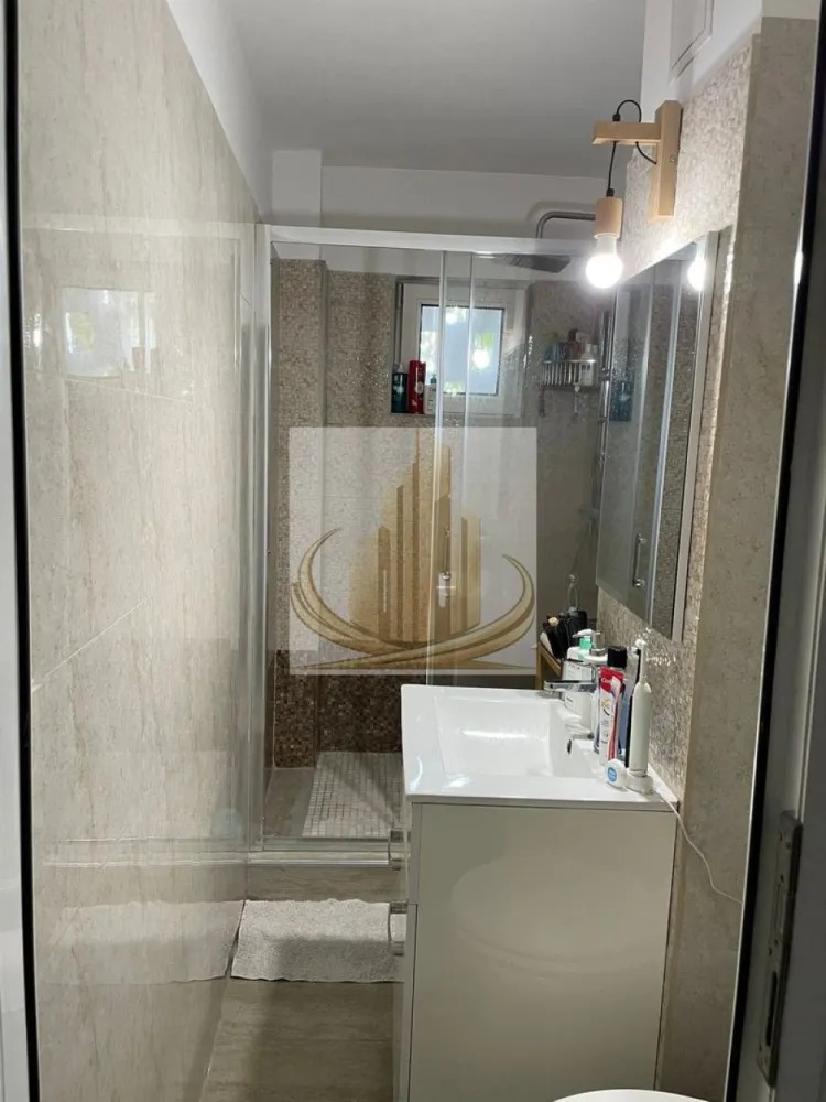Apartament 2 camere, chiriaș inclus, zonă Iulius Town – investiție sig - Grand Mobilis Imobiliare va propune spre vanzare apartament cu 2 camere, luminos, complet renovat și excelent poziționat, situat pe strada Enric Baader. Datorită locației de top și faptului că este deja închiriat, proprietatea reprezintă o oportunitate ideală de investiție, generând venit din prima zi, fără efort suplimentar.

Detalii tehnice:

Suprafață utilă: 42 mp
Etaj: 3/4 (fără lift)
An construcție: 1973
Compartimentare: semidecomandat
Boxă la subsol: 4 mp (ideală pentru depozitare)

Dotări și finisaje:

Centrală termică proprie – confort și costuri reduse
Apartament renovat complet acum 5-6 ani
Se vinde mobilat și utilat complet – gata de mutare sau închiriere imediată

Avantaj major – locația:

~5 minute de mers pe jos până la Iulius Town
~10 minute până în Piața Unirii
Acces rapid la transport în comun, magazine, școli și parcuri

Ideal pentru investiție:
Apartamentul se poate vinde cu preluare de chiriaș, oferind randament imediat. Poate fi achiziționat și pentru locuit, cu respectarea termenului de eliberare.

ID Intern CP3053164