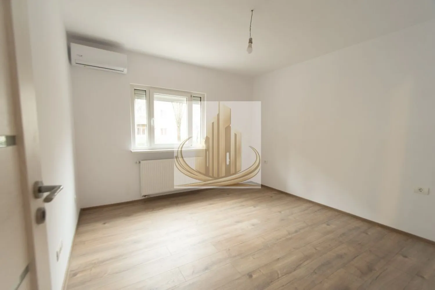 2 Camere Decomandat | Renovat Integral | Zona Soarelui | Parter - Grand Mobilis Imobiliare vă propune spre vânzare un apartament cu 2 camere, decomandat, situat în zona Soarelui – una dintre cele mai căutate zone rezidențiale din Timișoara, apreciată pentru liniște și accesibilitate.

Complet renovat și pregătit pentru noii proprietari, apartamentul oferă un echilibru excelent între confort, poziție și potențial investițional.

📐 Detalii proprietate:
Suprafață utilă: 50 mp
Etaj: parter din 4
Compartimentare decomandată:
Hol generos + spațiu de depozitare
Living luminos
Bucătărie separată
Dormitor
Baie
🏢 Renovări & dotări:
Renovare completă – fără investiții suplimentare necesare
Instalații electrice și sanitare complet schimbate
Centrală proprie pe gaz + calorifere noi
2 aparate de aer condiționat – confort pe tot parcursul anului
Tâmplărie PVC cu rulouri
Uși interioare Porta Doors + ușă metalică nouă

👉 Se vinde nemobilat, oferindu-vă libertatea de a-l amenaja exact pe gustul dumneavoastră.

📍 Locație – un avantaj major:
Situat în zona Soarelui, în proximitatea Școlii Generale 30, Sud Plaza și Parcul Soarelui
Zonă liniștită, dar excelent conectată
Acces rapid către mijloace de transport și principalele artere ale orașului
Aproape de școli, grădinițe, universități, magazine, farmacii
💼 De ce merită:

✔️ Ideal pentru locuit – perfect pentru un cuplu sau o familie
✔️ Investiție sigură – zonă cu cerere ridicată la închiriere și randament bun
✔️ Poziție care îți garantează valoare pe termen lung

💰 Preț: negociabil
🏦 Se acceptă orice tip de credit

📞 Pentru detalii și vizionări, echipa Grand Mobilis Imobiliare vă stă la dispoziție!
ID Intern: CP3053191