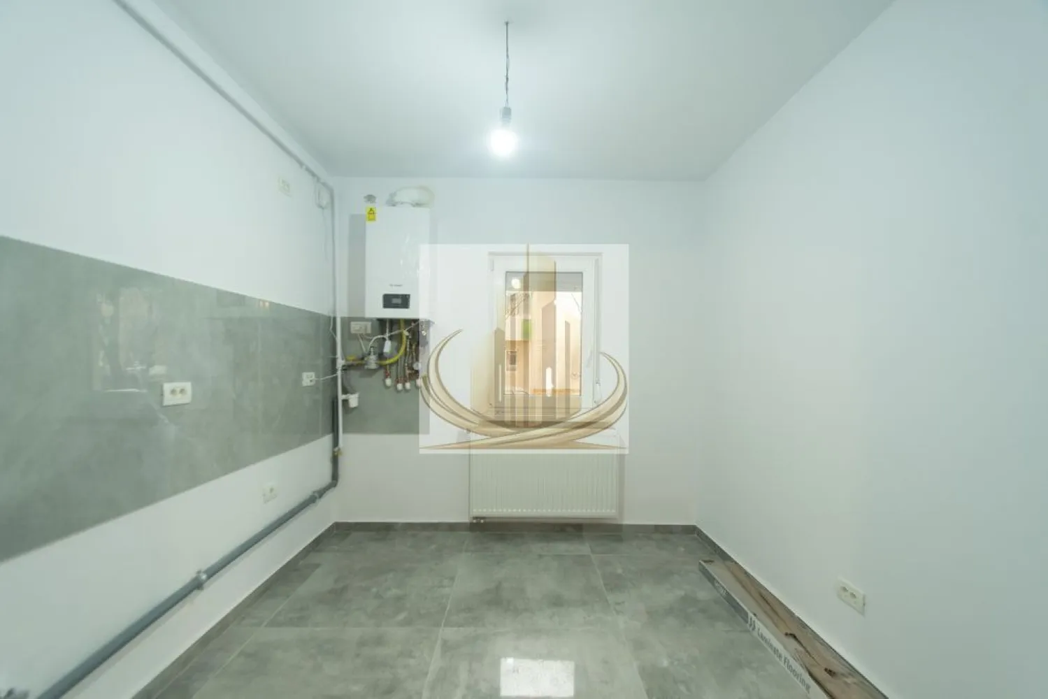 2 Camere Decomandat | Renovat Integral | Zona Soarelui | Parter - Grand Mobilis Imobiliare vă propune spre vânzare un apartament cu 2 camere, decomandat, situat în zona Soarelui – una dintre cele mai căutate zone rezidențiale din Timișoara, apreciată pentru liniște și accesibilitate.

Complet renovat și pregătit pentru noii proprietari, apartamentul oferă un echilibru excelent între confort, poziție și potențial investițional.

📐 Detalii proprietate:
Suprafață utilă: 50 mp
Etaj: parter din 4
Compartimentare decomandată:
Hol generos + spațiu de depozitare
Living luminos
Bucătărie separată
Dormitor
Baie
🏢 Renovări & dotări:
Renovare completă – fără investiții suplimentare necesare
Instalații electrice și sanitare complet schimbate
Centrală proprie pe gaz + calorifere noi
2 aparate de aer condiționat – confort pe tot parcursul anului
Tâmplărie PVC cu rulouri
Uși interioare Porta Doors + ușă metalică nouă

👉 Se vinde nemobilat, oferindu-vă libertatea de a-l amenaja exact pe gustul dumneavoastră.

📍 Locație – un avantaj major:
Situat în zona Soarelui, în proximitatea Școlii Generale 30, Sud Plaza și Parcul Soarelui
Zonă liniștită, dar excelent conectată
Acces rapid către mijloace de transport și principalele artere ale orașului
Aproape de școli, grădinițe, universități, magazine, farmacii
💼 De ce merită:

✔️ Ideal pentru locuit – perfect pentru un cuplu sau o familie
✔️ Investiție sigură – zonă cu cerere ridicată la închiriere și randament bun
✔️ Poziție care îți garantează valoare pe termen lung

💰 Preț: negociabil
🏦 Se acceptă orice tip de credit

📞 Pentru detalii și vizionări, echipa Grand Mobilis Imobiliare vă stă la dispoziție!
ID Intern: CP3053191