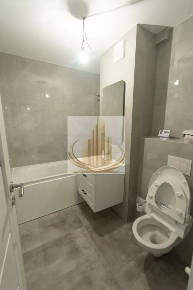 2 Camere Decomandat | Renovat Integral | Zona Soarelui | Parter - Grand Mobilis Imobiliare vă propune spre vânzare un apartament cu 2 camere, decomandat, situat în zona Soarelui – una dintre cele mai căutate zone rezidențiale din Timișoara, apreciată pentru liniște și accesibilitate.

Complet renovat și pregătit pentru noii proprietari, apartamentul oferă un echilibru excelent între confort, poziție și potențial investițional.

📐 Detalii proprietate:
Suprafață utilă: 50 mp
Etaj: parter din 4
Compartimentare decomandată:
Hol generos + spațiu de depozitare
Living luminos
Bucătărie separată
Dormitor
Baie
🏢 Renovări & dotări:
Renovare completă – fără investiții suplimentare necesare
Instalații electrice și sanitare complet schimbate
Centrală proprie pe gaz + calorifere noi
2 aparate de aer condiționat – confort pe tot parcursul anului
Tâmplărie PVC cu rulouri
Uși interioare Porta Doors + ușă metalică nouă

👉 Se vinde nemobilat, oferindu-vă libertatea de a-l amenaja exact pe gustul dumneavoastră.

📍 Locație – un avantaj major:
Situat în zona Soarelui, în proximitatea Școlii Generale 30, Sud Plaza și Parcul Soarelui
Zonă liniștită, dar excelent conectată
Acces rapid către mijloace de transport și principalele artere ale orașului
Aproape de școli, grădinițe, universități, magazine, farmacii
💼 De ce merită:

✔️ Ideal pentru locuit – perfect pentru un cuplu sau o familie
✔️ Investiție sigură – zonă cu cerere ridicată la închiriere și randament bun
✔️ Poziție care îți garantează valoare pe termen lung

💰 Preț: negociabil
🏦 Se acceptă orice tip de credit

📞 Pentru detalii și vizionări, echipa Grand Mobilis Imobiliare vă stă la dispoziție!
ID Intern: CP3053191